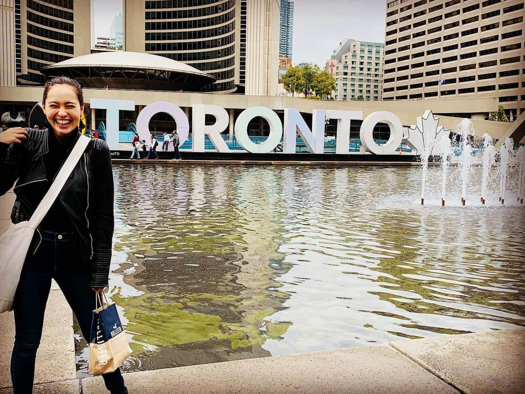 ジャスミンのインスタグラム：「Had fun shopping in Toronto🇨🇦 ホリスターの長袖買ったけど、よく見たらカルフォルニアって書いてた😅 #canada #toronto #hollister #姉もハワイでホリスターのカルフォルニアって書いてあるTシャツ買ってた #次はカナダって書いてあるもの買う」