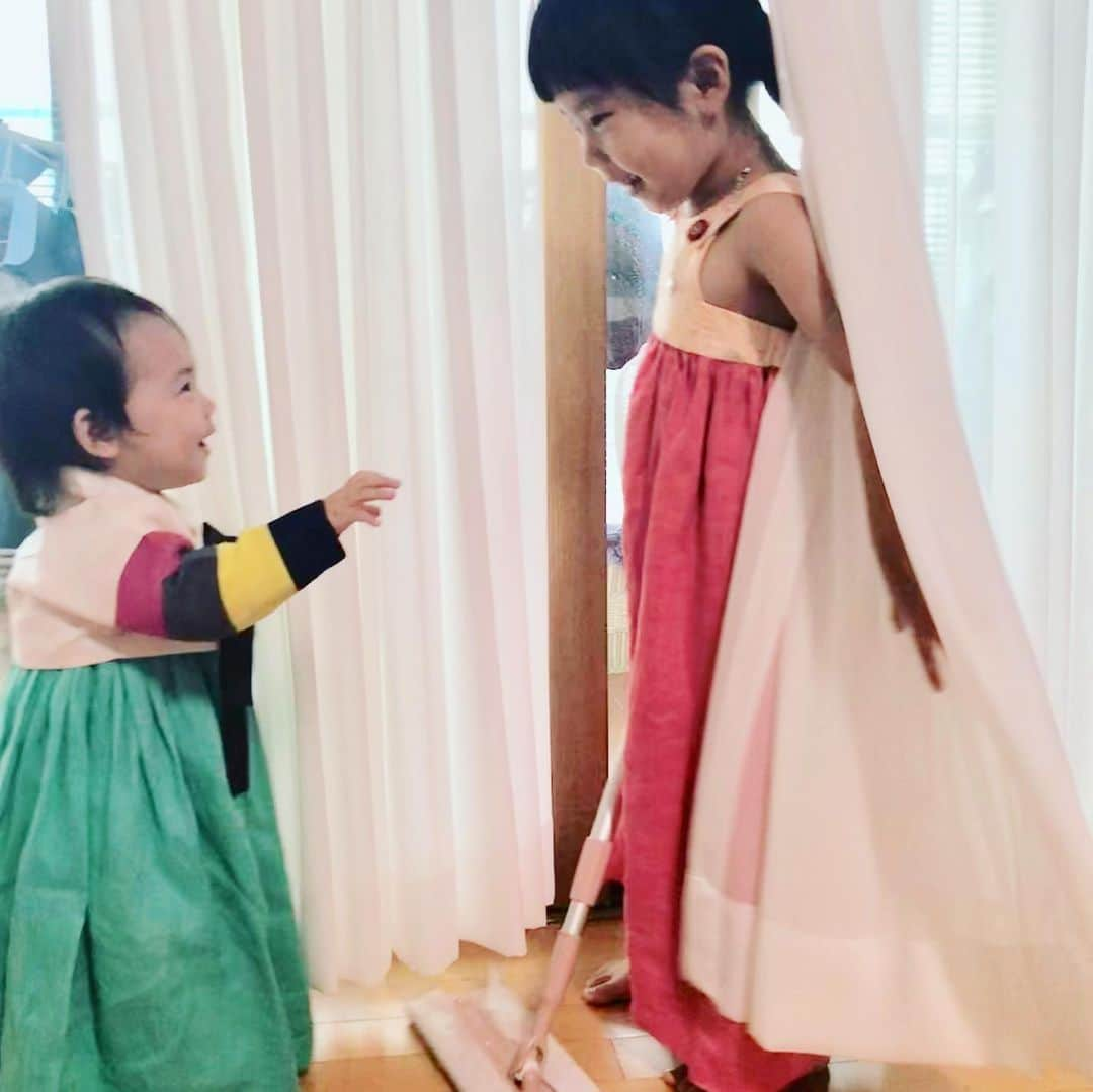 ユジンさんのインスタグラム写真 - (ユジンInstagram)「#로로자매 #lolosisters playing with curtains~ wearing korean traditional dress #hanbok #사랑스런한복  Aren’t they lovely~?!」9月30日 10時28分 - eugene810303