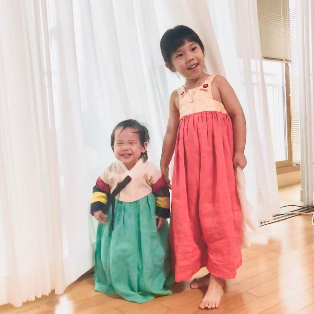 ユジンさんのインスタグラム写真 - (ユジンInstagram)「#로로자매 #lolosisters playing with curtains~ wearing korean traditional dress #hanbok #사랑스런한복  Aren’t they lovely~?!」9月30日 10時28分 - eugene810303