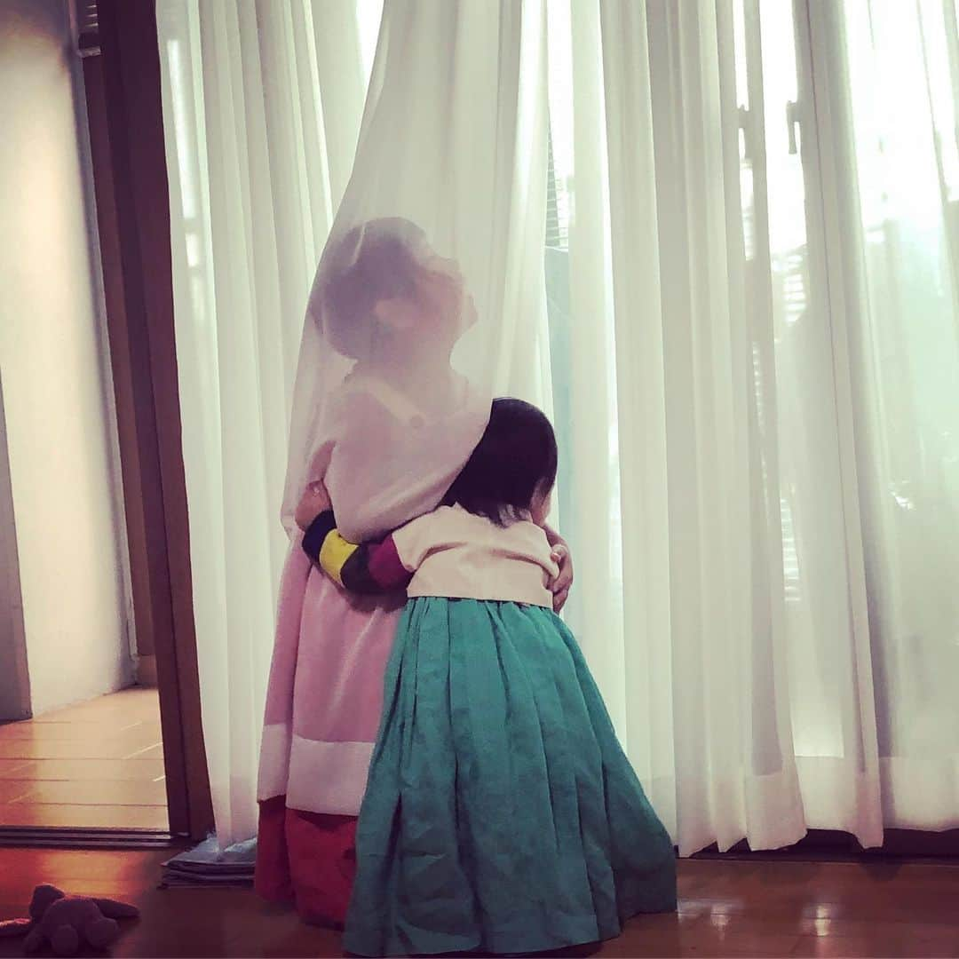 ユジンさんのインスタグラム写真 - (ユジンInstagram)「#로로자매 #lolosisters playing with curtains~ wearing korean traditional dress #hanbok #사랑스런한복  Aren’t they lovely~?!」9月30日 10時28分 - eugene810303