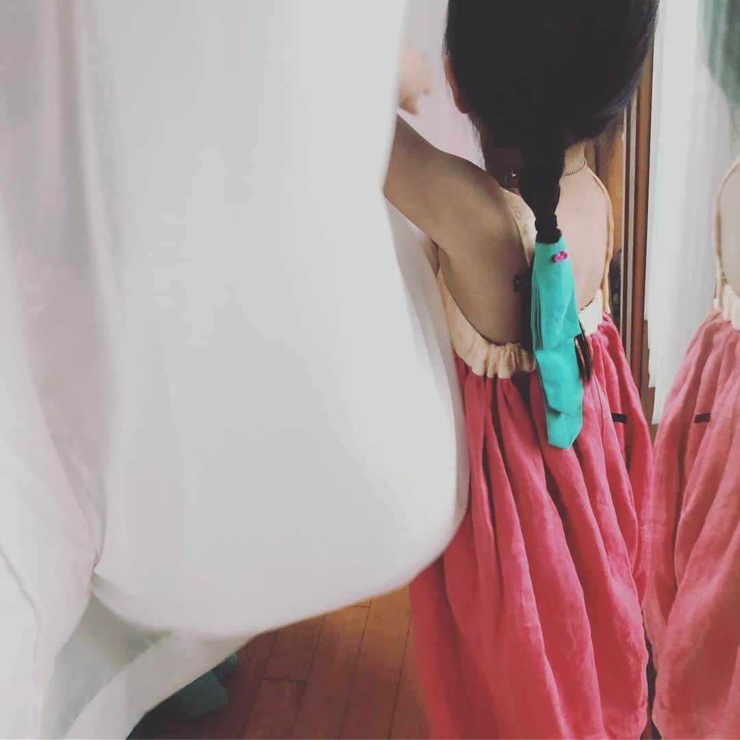 ユジンさんのインスタグラム写真 - (ユジンInstagram)「#로로자매 #lolosisters playing with curtains~ wearing korean traditional dress #hanbok #사랑스런한복  Aren’t they lovely~?!」9月30日 10時28分 - eugene810303