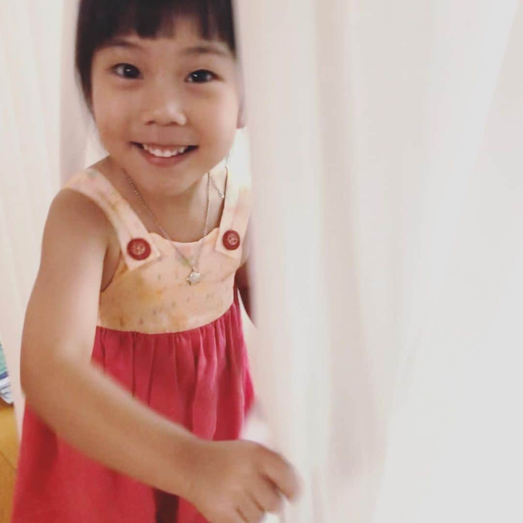 ユジンさんのインスタグラム写真 - (ユジンInstagram)「#로로자매 #lolosisters playing with curtains~ wearing korean traditional dress #hanbok #사랑스런한복  Aren’t they lovely~?!」9月30日 10時28分 - eugene810303