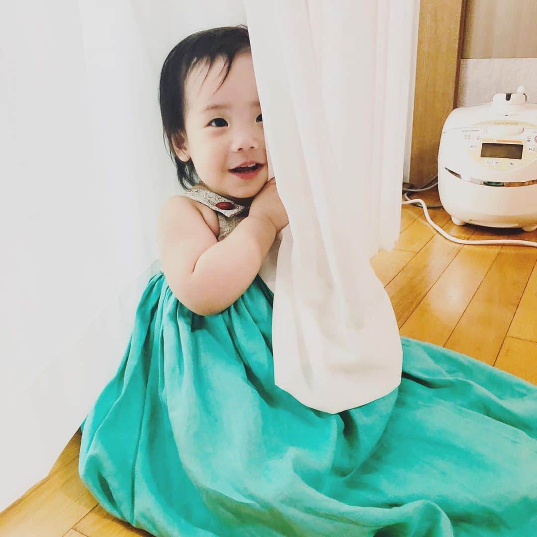 ユジンさんのインスタグラム写真 - (ユジンInstagram)「#로로자매 #lolosisters playing with curtains~ wearing korean traditional dress #hanbok #사랑스런한복  Aren’t they lovely~?!」9月30日 10時28分 - eugene810303