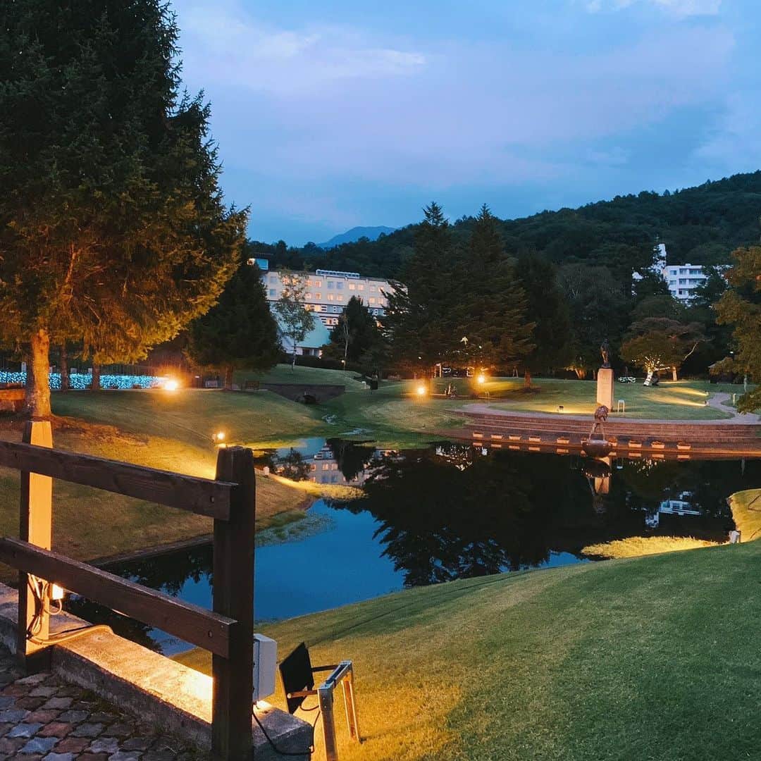 サキ吉さんのインスタグラム写真 - (サキ吉Instagram)「長野県の蓼科に女子旅✨ ． 自然がいっぱい、 空気も美味しくて気持ちいいー☺️🌳🌲 ． 今回はリゾートホテル蓼科に宿泊😌 チェックインして まずはホテルのすぐ横にある、 #蓼科高原芸術の森彫刻公園 に行ってきました✨ 芸術の秋だからね👏 写真映えスポットもたくさん📸 暗くなってからのライトアップも綺麗だよ✨ ． しかも、そこからすぐ蓼科湖に繋がってた✨ 蓼科湖を眺めながらジェラート食べました🍨 蓼科湖すぐのソーセージ屋さんがすごい可愛くて！✨ そこにジェラートもあったよ😘 ． 次の投稿で泊まってるホテルの紹介もします❣️ 続く……💋 ． #蓼科はたてしなと読む #蓼科湖 #リゾートホテル蓼科 #蓼科は涼しい #長野県 #温泉旅行 #女子旅」9月30日 10時49分 - sakikichi1201