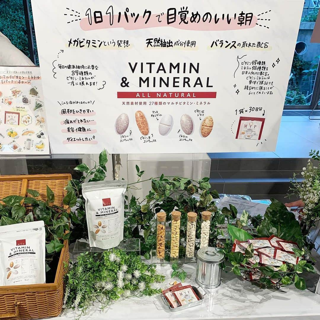 石田一帆さんのインスタグラム写真 - (石田一帆Instagram)「. 毎回楽しみにしてる @biople fes 🍋 . 今回のブースで気になったのは、 普段から取り入れてる CBDアイテムとインナーケアアイテム。 . 私自身インナーケアを強化してから 睡眠の質や身体の調子が整ってきたので🌛 数あるインナーアイテムの中から ジェモエッセンスとMVPを取り入れようと 決めました☕️💊(3.4枚目) . ジェモエッセンスのラズベリーを飲んだら お腹？子宮のあたりがポカポカしてきて🔥 まずは、即効性にびっくり。 ホルモンバランスが崩れやすかったり PMSや生理痛に悩むことも多々あるので 続けると嘘みたいに軽くなるよーとのことでした。 . MVPは簡単にいうとマルチビタミン。 他社のサプリよりも配合量がものすごい👏 食事中か食後に摂ることで効果が発揮されるみたい。 サンプルいただいたので試すの楽しみ、、♡ . その他は frei oilからフレーバー付きのオイルが出たり 顔にもボディにも使えるオールインワンの アイテムが結構目に止まったかなぁ🌻 . あとあとYu モイストパウダーという入浴剤 これ、本当にとってもオススメ🛀 お湯に浸かるだけで不要な角質を除去してくれて 更にしっとり感もあるんです。 手でお試ししてみたら肌トーンもさわり心地も よくなったしシルバーアクセがぴかぴかに😂 この入浴剤使ったらボディ洗わずこのまま 上がってほしいって言ってましたよー♡ . とまぁ今回も長居してしまいました🥺 天国のような、美意識の高まる幸せ空間。 biople fesレポでした📝 . @biople  #ik_make#beoplefes#bioplebycosmekitchen#biople#cbd#naturalcosmetics#organiccosmetics#cosmetics#ビープルフェス#ビープルバイコスメキッチン#ビープル#ビープルレメディ#ニュートリション#ジェモエッセンス#オーガニックフード#オーガニックコスメ#コスメキッチン#コスキチ#インナーケア#オーガニック#コスメ#新作コスメ」9月30日 10時52分 - ishidakazuho