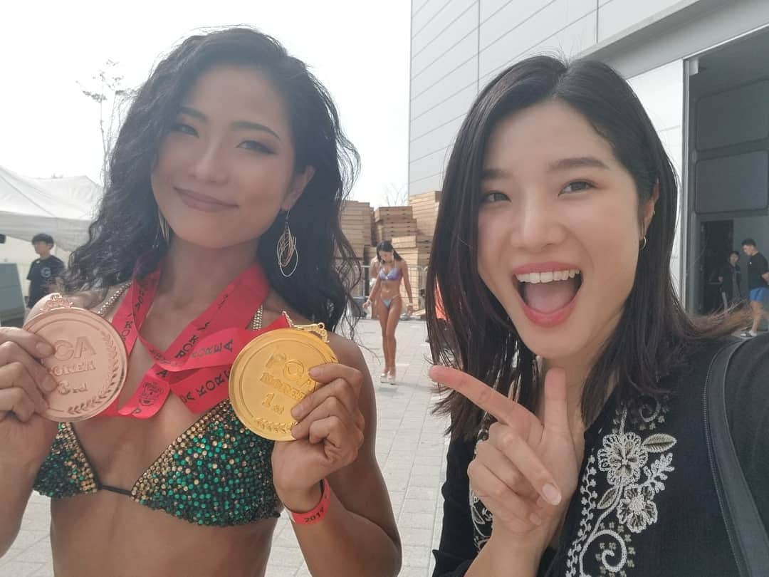 永吉令奈のインスタグラム：「「初めて出会った時に、こんな将来想像つかんかったよね」 って言いながらタンクリームをえりちゃんに全身塗ってもらいました(笑)  去年出た大会にも応援来てもらって、負けたあと爆食に付き合ってもらいながら私が、 「次は韓国の大会に出る」 って言った時に、 「韓国まで応援行く！」 って言ってくれて、今回来てくれて本当に嬉しかった✨  大会は朝早かったし、いっぱい手伝ってもらったし、いっぱい声援送ってくれて、疲労困憊の中、今日から仕事で申し訳ない💦  大会までのモチベーションは えりちゃんに良いとこ見てもらえるようにっていうのが大きかった✨  本当にありがとう...💗 今回の大会でやっと色々見えてきたものがあるのでようやくスタートラインに立てた気がします。  これを機にまた進化していくので また応援よろしくお願いします💗  ということでしばらく🇰🇷の投稿続きます🤣  #specialthanks #mysister」