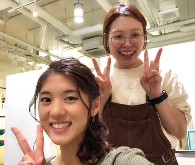 のインスタグラム：「. 最後のPUSH☆も 可愛く仕上げていただきました💕 いつも以上に気合い入れちゃった〜♩ と、牧場少女スタイルの宮島さん😚 いつもいつもありがとうございました！！ 毎週お話するのが楽しかったです🤗✨ 新番組「ふるさとライブ」でも お世話になります🎀 . #ピエドプールポッシュ  #スタイリスト #宮島佳奈子 さん #長野放送 #アナウンサー #汾陽美樹」