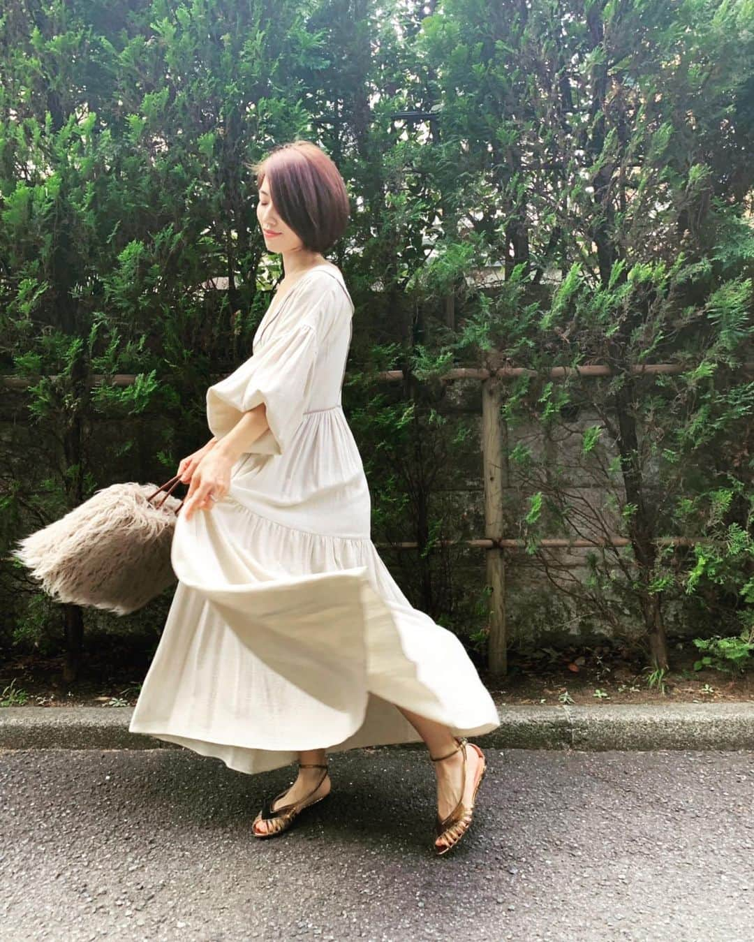 市川まさみさんのインスタグラム写真 - (市川まさみInstagram)「いつもはあまり何かを求めて並んだりしないんだけど、どうしても気になって朝からお店並んでゲットしたワンピが理想通りのゆるふわシルエットで気分るんるん💗 予約した瞬間に店頭分完売になって冷や汗かいたww  #etretokyo #リネンワンピース #aw」9月30日 11時35分 - ichii710