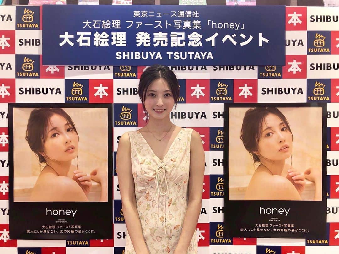 大石絵理のインスタグラム：「昨日は写真集イベント、ありがとうございました🍒 初めてのイベントでしたが、思っていたよりもたくさんの方がきてくれてうれしかったです💖 キレイな女の子が多かったのも、嬉しかった😍😍 次回は10／13日の福家書店です。それ以降の予定はないので、みなさんぜひあけといてくださいね🤗🤗 衣装、タグ付けしておきます！」