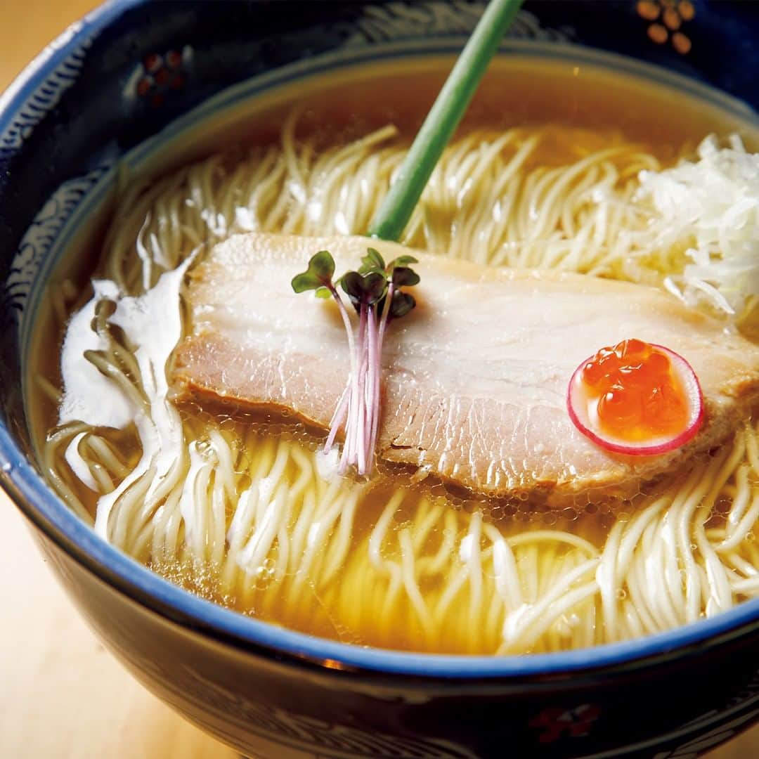 東京カレンダーさんのインスタグラム写真 - (東京カレンダーInstagram)「大人に愛される“淡麗豚骨”は、軽くて美味！⠀⠀⠀⠀⠀⠀⠀⠀⠀ .⠀⠀⠀⠀⠀⠀⠀⠀⠀ 赤坂の繁華街・みすじ通り沿いにある『なかご』。⠀⠀⠀⠀⠀⠀⠀⠀⠀ .⠀⠀⠀⠀⠀⠀⠀⠀⠀ 塩ラーメンと見紛うような透明なスープ。実はこれ、豚骨ラーメンである。⠀⠀⠀⠀⠀⠀⠀⠀⠀ 九州出身の店主が、“こってりが重たくなってきた、という大人にこそ食べてもらいたくて”と、澄んだ豚骨スープを開発。⠀⠀⠀⠀⠀⠀⠀⠀⠀ .⠀⠀⠀⠀⠀⠀⠀⠀⠀ 「純粋豚そば 醤油」は、豚骨を煮込んで白濁した白湯スープに、旨みを加えて二度炊きをして濁りを除き、クリアな清湯スープに仕上げる。⠀⠀⠀⠀⠀⠀⠀⠀⠀ 仕込みに丸2日かかる手間暇かけたスープは、豚骨のインパクトをしっかりと感じるのに後味はすっきり。⠀⠀⠀⠀⠀⠀⠀⠀⠀ .⠀⠀⠀⠀⠀⠀⠀⠀⠀ 余計な脂を取り除いているから、食後も胃が軽い。大人に嬉しい“淡麗豚骨”という新ジャンルだ。⠀⠀⠀⠀⠀⠀⠀⠀⠀ 店名 ▷なかご⠀⠀⠀⠀⠀⠀⠀⠀⠀ 最寄り駅 ▷赤坂⠀⠀⠀⠀⠀⠀⠀⠀⠀ ジャンル ▷ラーメン⠀⠀⠀⠀⠀⠀⠀⠀⠀ TEL ▷03-6277-7739⠀⠀⠀⠀⠀⠀⠀⠀⠀ 住所 ▷港区赤坂 3-16-3 伊勢幸ビル 1F⠀⠀⠀⠀⠀⠀⠀⠀⠀ シチュエーション ▷おひとり様・友人 ⠀⠀⠀⠀⠀⠀⠀⠀⠀ .⠀⠀⠀⠀⠀⠀⠀⠀⠀ ー続きは東カレwebまたはアプリにてー⠀⠀⠀⠀⠀⠀⠀⠀⠀ ▶︎『　東京カレンダー　なかご　』で検索！⠀⠀⠀⠀⠀⠀⠀⠀⠀ .⠀⠀⠀⠀⠀⠀⠀⠀⠀ #東京カレンダー #tokyocalendar #東カレ#東カレグルメ#東京グルメ #food #foodie #tokyofood #yummy #instafood#美食 #東京美食#ramen#ラーメン#赤坂 #赤坂グルメ」9月30日 11時30分 - tokyocalendar