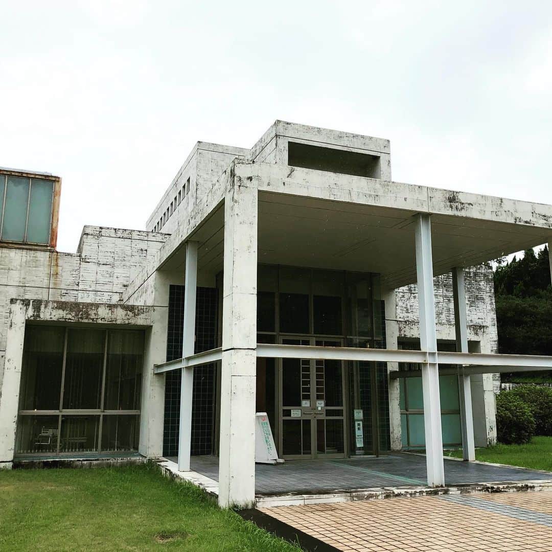 日興建設(株)木脇ホームさんのインスタグラム写真 - (日興建設(株)木脇ホームInstagram)「指宿の岩崎美術館。 設計は槇文彦氏。」9月30日 11時43分 - kiwaki_home