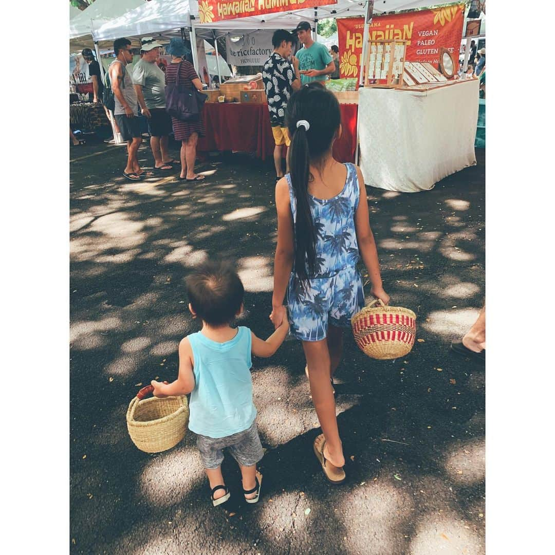 吉川ひなのさんのインスタグラム写真 - (吉川ひなのInstagram)「Kailuaのfarmers marketへ❤︎ #息子HawaiiLife」9月30日 11時40分 - hinanoyoshikawa