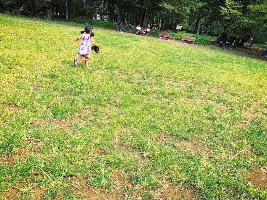 三倉佳奈さんのインスタグラム写真 - (三倉佳奈Instagram)「いいお天気だった週末。 お弁当持って近くの公園へ。  写真分かりにくいですが、帽子でトンボ捕まえようとしてます。笑  #autumn #こどもとおでかけ #明日から10月🍂」9月30日 11時45分 - kana_mikura0223