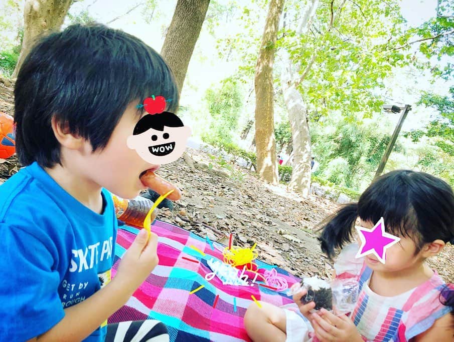 三倉佳奈さんのインスタグラム写真 - (三倉佳奈Instagram)「いいお天気だった週末。 お弁当持って近くの公園へ。  写真分かりにくいですが、帽子でトンボ捕まえようとしてます。笑  #autumn #こどもとおでかけ #明日から10月🍂」9月30日 11時45分 - kana_mikura0223
