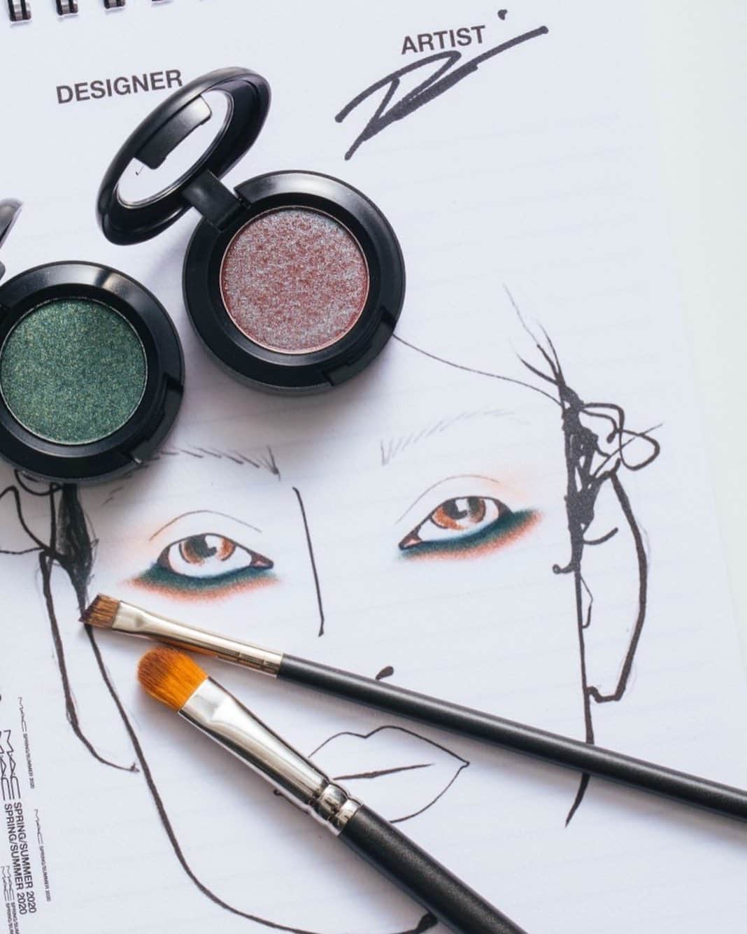 M∙A∙C Cosmetics Japanのインスタグラム：「⠀ End of the Worldが魅せる #MAC_STARRYEYES ⠀ M·A·Cの大人気“スモールアイシャドウ”から全36色が新発売！ 公式オンラインショップ　9/27（金）先行発売 全国店舗　10/4（金）発売 ⠀ この夏新たなステージへと踏み出した「End of the World」がNYLON guys JAPAN 11月号に登場 End of the Worldの新たな始まりをコンセプトに、新しい彼らの魅力が引き出されたアイメイクをチェック！ ⠀ NAKAJIN使用色 💎スターリー ナイト 💎ザッツ ショウビズ ベイビー ⠀ ⠀ ＜M·A·C公式オンラインショップ限定キャンペーン＞ キャンペーン期間中M·A·C公式オンラインショップにて、スモール アイシャドウを含む3,500円(税抜)以上ご購入のお客様にEnd of the Worldの限定ポストカードいずれか1種（全4種）をプレゼントいたします。 ⠀ キャンペーン期間：9/27（金）AM10:00～なくなり次第終了 ⠀ *カードはお選びいただけません。 *なくなり次第終了となります。 *プレゼント（ポストカード） がショッピングカートに表示されますのでご確認ください。ショッピングカートに表示されない場合は、在庫切れとなります。 *プレゼントはお1人様1会計（合算不可）につき1回までとなります。 ⠀ ⠀ ⠀ ⠀ ⠀ #MACCosmeticsJapan #MACコスメ #MACCosmetics #スモールアイシャドウ #アイシャドウ #新色 #アイメイク #EndoftheWorld #EOTW #キャンペーン #NYLONguysJAPAN #NYLONJP #maceyeshadow #MACアイシャドウ #MACアイメイク #nakajin」