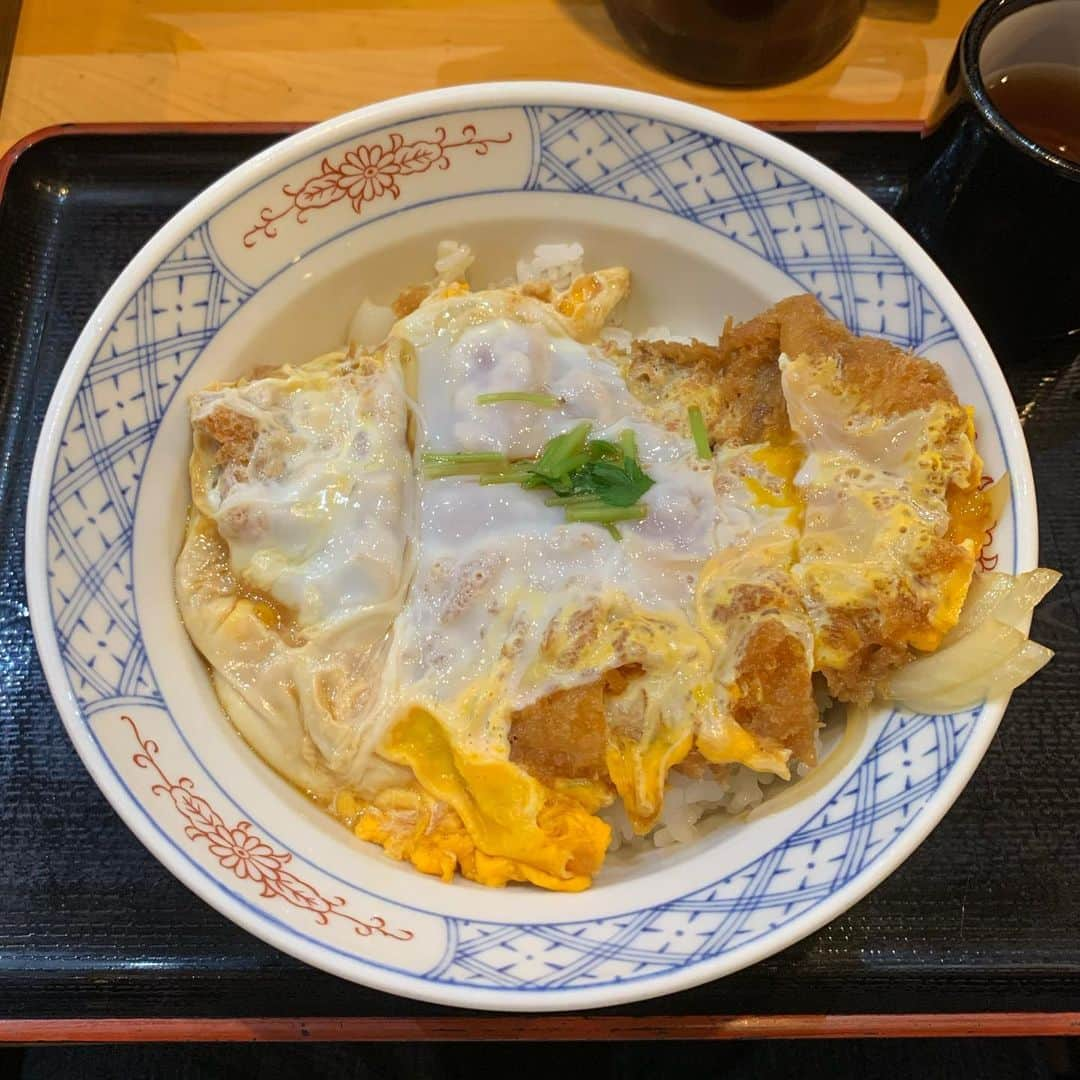 くろさんのインスタグラム写真 - (くろInstagram)「ロースかつ丼🍚500円 明日からも価格据え置きですって🤗 #ロースかつ丼 #立呑みとんかつまるや #ランチは座れます #とんかつまるや #かつ丼 #カツ丼 #新橋ランチ #新橋駅前ビル #新橋駅前ビル1号館 #新橋駅前ビル1号館1階 #ワンコインランチ #サラリーマンの味方」9月30日 12時05分 - m6bmw