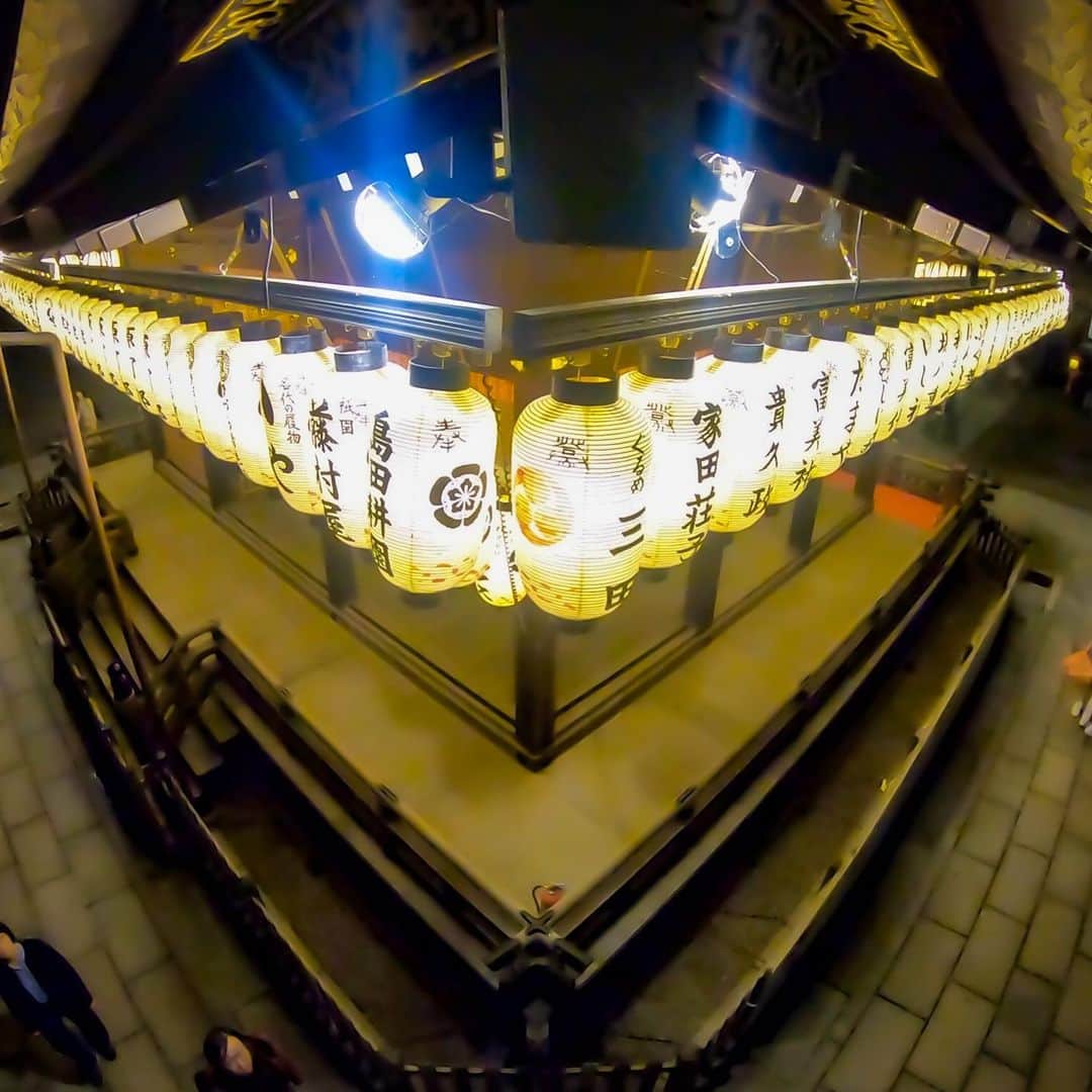 Bi Rod by Lumica.さんのインスタグラム写真 - (Bi Rod by Lumica.Instagram)「「八坂神社　舞殿」  京都にある八坂神社の舞殿をBi Rodで撮影しました。 Bi Rodなら舞殿上部の提灯からの撮影も可能です。  https://www.birodstore.com/  さぁあなたも前人未到の視点へ "Yasaka Shrine Dance Hall"  I photographed the dance hall of Yasaka Shrine in Kyoto with Bi Rod. Bi Rod can also shoot from the lantern at the top of Maiden. ▶ Please check the product link from the profile https://www.birodstore.com/ "Well, to your unexpected perspective"  #birod #7500 #7.5m #lumica #ルミカ#highangle #highview #Instagood  #smartphoneholder #ハイアングル　#Highangle  #HiangleView　#notdrone #osmo #gopro #gopro7 #kotowa #kotowa京都八坂 #八坂神社 #舞殿 #japanese #japan #日本 #京都　＃KYOTO」9月30日 12時06分 - birod_photo