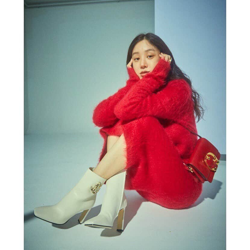 チョン・リョウォンのインスタグラム：「. @jimmychoo b cuts with @wkorea october issue- . 📸 @studioioo 💄 @maeng666 🧥 @stylist_eel 💇‍♀️ @soonsoo1234」