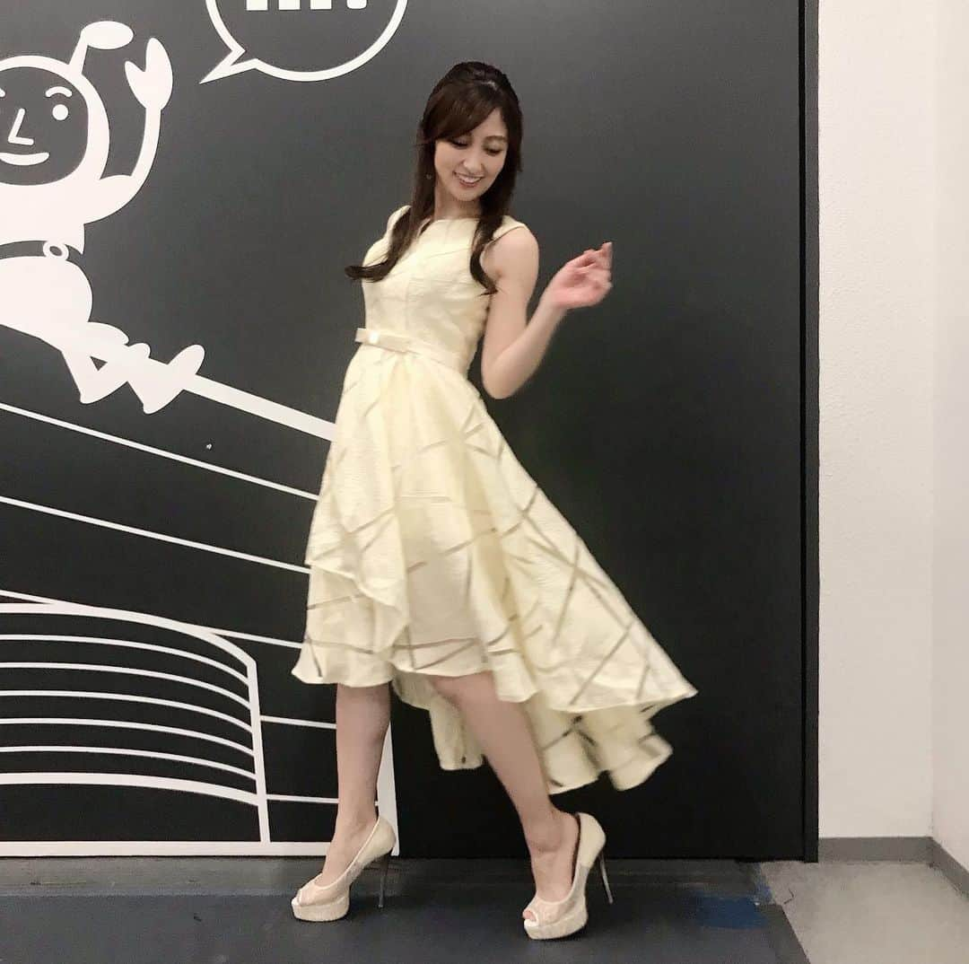 熊田曜子さんのインスタグラム写真 - (熊田曜子Instagram)「オールナイトニッポン歌謡祭in横浜アリーナにて Kiroroさんの「長い間」を弾き語りさせて頂きました🎹 ピアノは幼稚園から小学４年生まで習っていましたが エリーゼのためにが弾ける程度で 弾き語りは人生初です✨ 人生初の弾き語りを横浜アリーナでさせて頂けるなんて 幸せであり 無謀な挑戦😅 自宅にピアノはあるものの なかなか練習時間が取れず キーボードを購入し 子供達が寝静まった後 リビングで練習したり 仕事現場にキーボードを持っていき 空き時間に練習していました🎹 練習ではある程度 形になり本番へ✨ 練習中も横浜アリーナの会場を想像して弾いていたつもりだったのですが やはり大緊張して 手や声が震えました💦 失敗しやり直すハプリングがありながら お客様の温かい雰囲気と MCの方々に助けられ 何とかやり遂げられました✨ この日の事は 一生の思い出になります✨ 貴重な経験をさせて頂き ありがとうござました✨  #オールナイトニッポン #ニッポン放送 #radio #横浜アリーナ #5回目 #ピアノ #piano #弾き語り #Kiroro さん #長い間 #インパルス #堤下 さん #ロバート #秋山 さん #アンコール #tシャツ」9月30日 12時20分 - kumadayoko