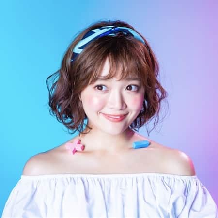 のインスタグラム：「. 夏に受けたダメージのせいで、首から胸元にざらつきが生じていませんか😔？ そんなあなたに、本日はデコルテケア方法について伝授💡  ボディソープをしっかり泡立てて、中央から外側に向かってリンパマッサージをしたり、 週に1回ほどスクラブをなじませると◎ . キレイモでは会員のみなさまに、きれいの秘訣がたくさん詰まった会報誌 "KIREIMO+MAGAZINE"をお配りしています😌 表紙は田久保夏鈴さん(@kar_insta_gram)が担当💓 ぜひ読んでみてね！  #KIREIMO #キレイモ #脱毛 #全身脱毛 #脱毛サロン #kiremaga #美容 #美容情報 #美容部 #ヘアケア #ボディケア  #スキンケアマニア #美容オタク #透明感 #透明感女子 #紫外線ダメージ #紫外線ケア #肌ケア #肌質改善 #ニキビケア #毛穴ケア #肌荒れ改善 #肌荒れ対策 #肌荒れケア #デコルテケア #リンパマッサージ #スキンケア方法」