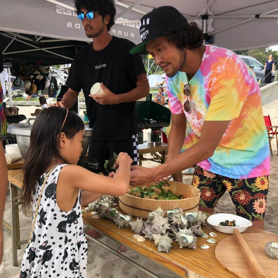 三浦理志さんのインスタグラム写真 - (三浦理志Instagram)「FUN THE MENTAL 今年はサザエご飯とあら汁❗️ トムキャロルさんは、おかわりもしてくれましたよ！ 皆さん、ありがとうございました！ @fun.the.mental  #funthemental #cooking #surf #surfing #ミウラメシ #さざえごはん #あら汁 #料理」9月30日 12時24分 - mar4m