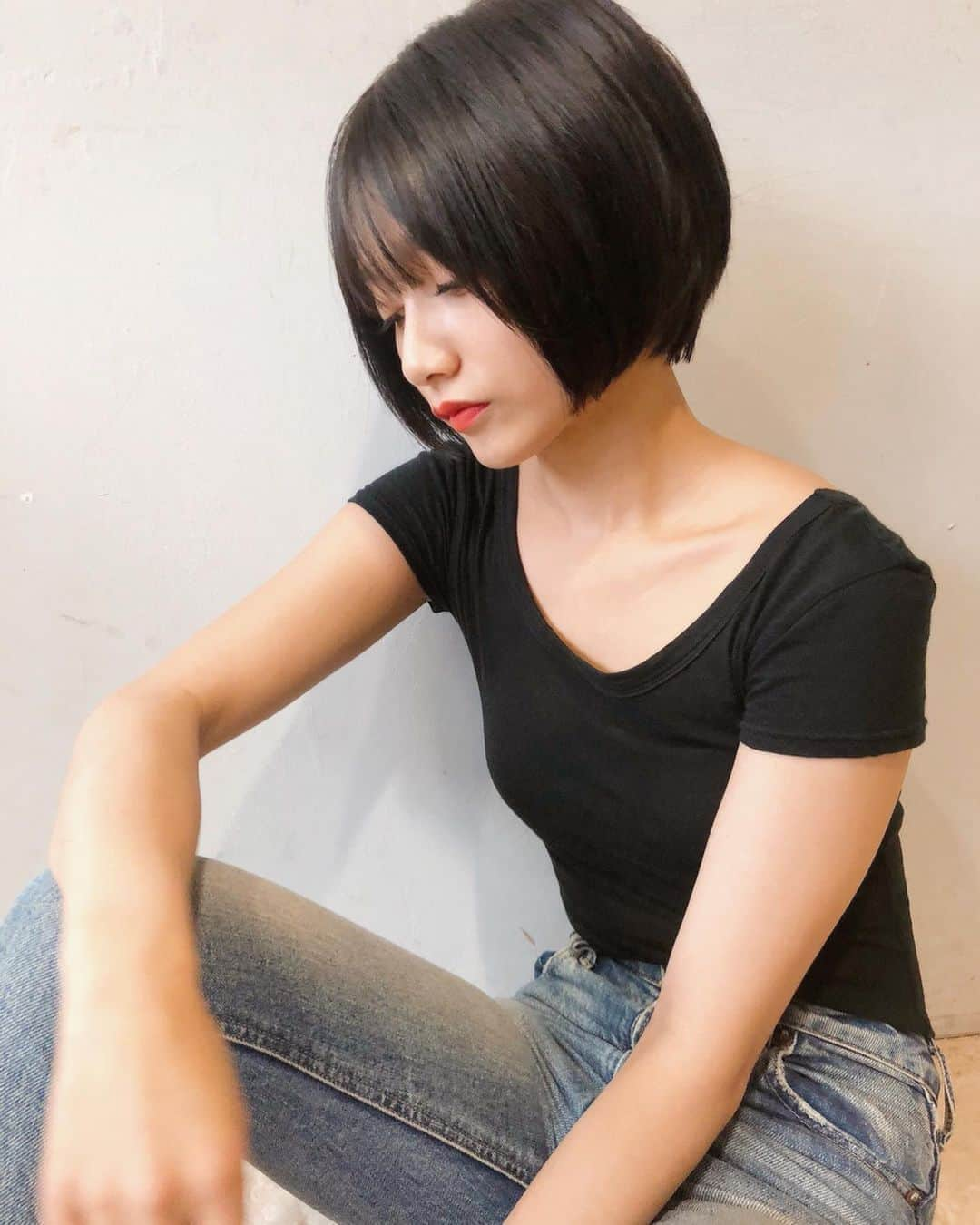 武田あやなさんのインスタグラム写真 - (武田あやなInstagram)「. ちょっと前だけどnew hair💇‍♀️ 今はこれより少し伸びた（笑） カットも上手で カラーも透明感のある綺麗なへあにしてくださるので 毎回、お任せしてます🥺 お手入れも簡単ですごく楽！！（笑） 素の髪の毛でも 可愛く見えるカットにしてくれました💙 いつもありがとうございます🥺 また近いうちメンテナンス行きます🔋  #ショートボブ #landtokyo  #表参道美容室 #黒髪女子  #ニューヘアー #ボブヘア  #黒髪ショート #ヘア  #他撮り #アンニュイ  #小麦肌 #おフェロ #カジュアル女子 #ビジョビ  #シンプルファッション  #ポトレ女子 #デニムパンツ #shortbob #naturalhairstyle  #japangirl #japanesemodel  #japanesedenim #japanlifestyle  #omotesando #ootdpost  #newhairday #girlblogger  #portraitofjapan #healthygirls」9月30日 12時28分 - ayanatakedaa