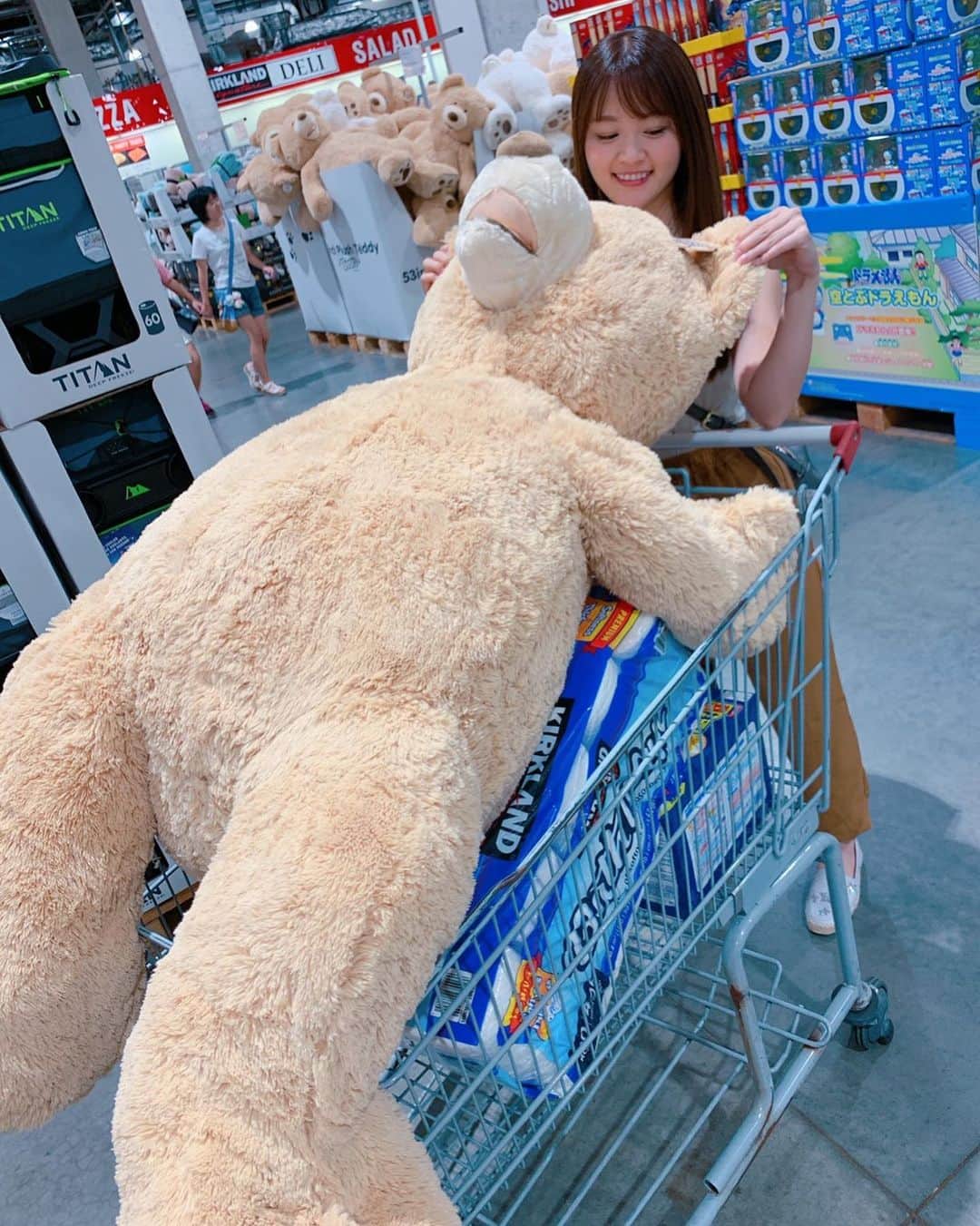 平林あずみさんのインスタグラム写真 - (平林あずみInstagram)「❤︎ コストコでGETしたくまちゃん🐻💓 おっきなおっきなクマ🐻！！！ 一目惚れして思わず連れて帰りました♥️笑 買ったのはベージュの方🤩 お家の守神になってくれてます♡笑 * #コストコ #コストコ購入品 #コストコくま #コストコのくま #コストコで購入 #ビッグサイズ #big #コストコ大好き #連れて帰りました #可愛い #follow #followｍe」9月30日 12時31分 - azumin0415
