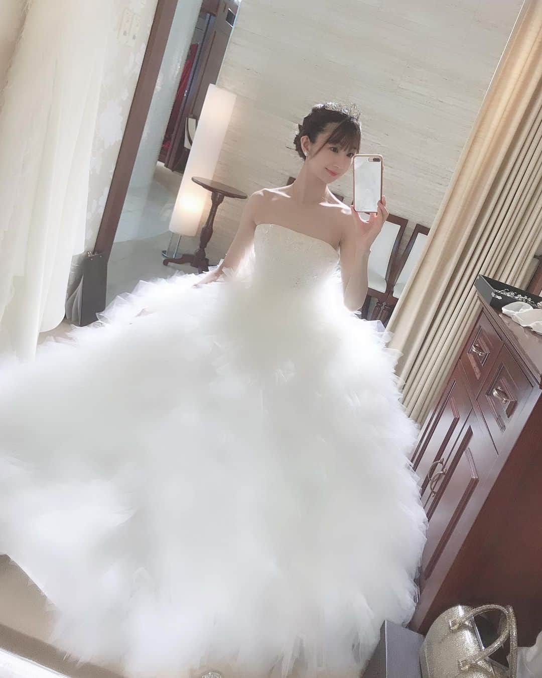 奈々子のインスタグラム：「フィッティングの時の写真も♪ 撮影の時はエリザベート仕様にしたけど、髪アップでティアラの定番の雰囲気も好き。(*^_^*)♡ . 立っても座っても360度可愛いドレスでした♡ @b.dresser_wedding で試着できます♪ . . #ブライダルモデル #ブライダル撮影 #ビードレッセ #ビードレッセ名古屋 #ドレス試着 #weddingdress #bridal #nagoya」