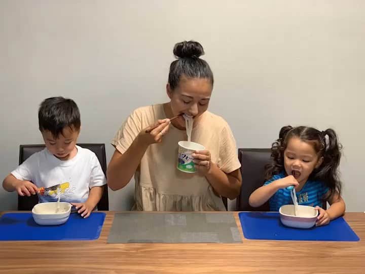 エリナ シルカのインスタグラム：「山田家が大好きなフォー！ オーストラリアにいたころ、毎週月曜日はフォーナイトでラグビーファミリー何組かと一緒に食べに行っていたくらい🤤🤤 今じゃ簡単に家でも食べれるから嬉しー！ カロリー低いし、これでダイエットも目標達成させる！  @acecook_pho ベトナム行きたくなるアカウントも見てみてね😚🇻🇳 * * * #エースコック #acecook #ハノイのおもてなし #フォー #pho #ベトナム料理 #ベトナム旅行 #PR」