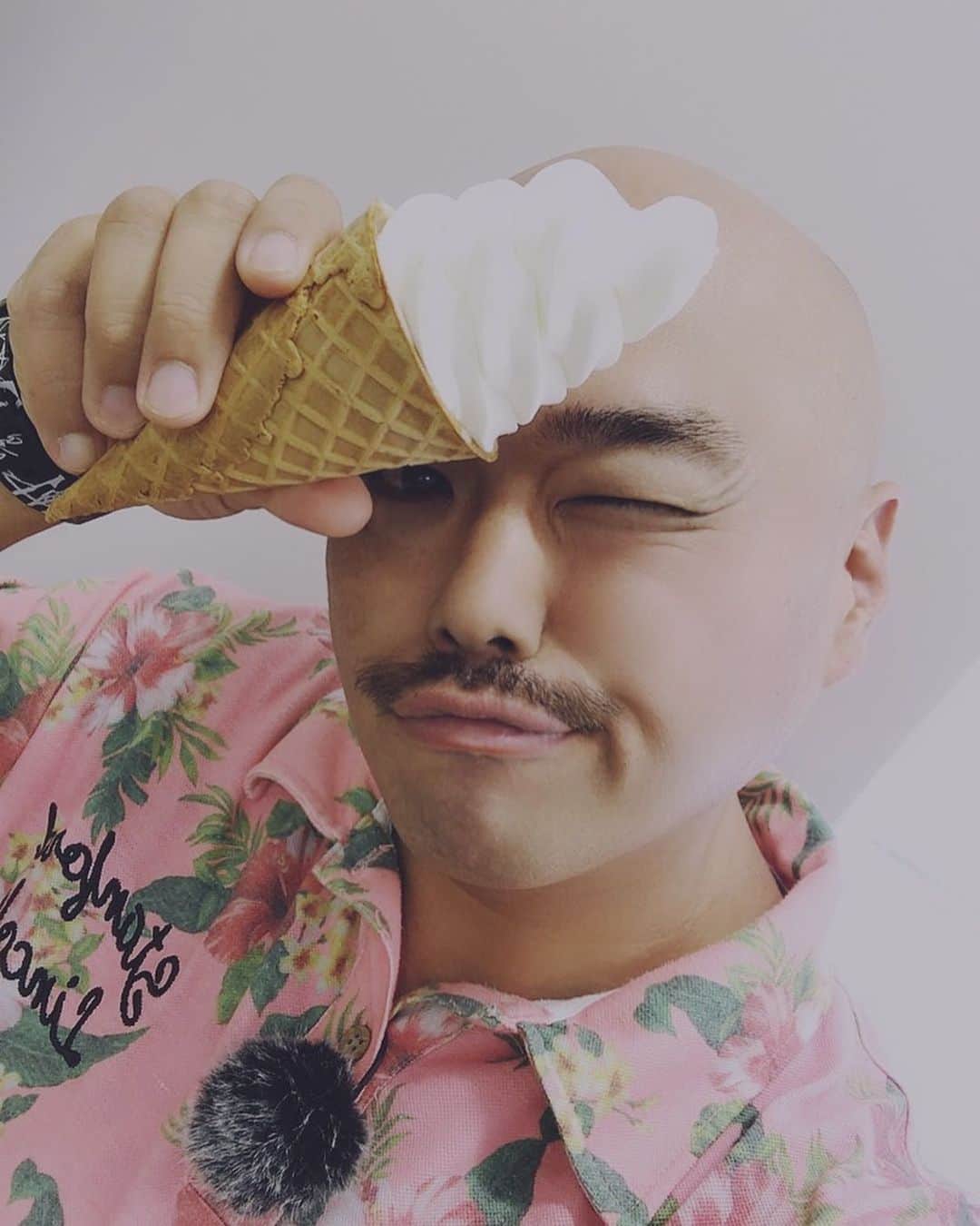 クロちゃんさんのインスタグラム写真 - (クロちゃんInstagram)「お昼は  アイスクリーム、ユースクリーム、好きだしんさー♪」9月30日 12時49分 - kurochandesuwawa