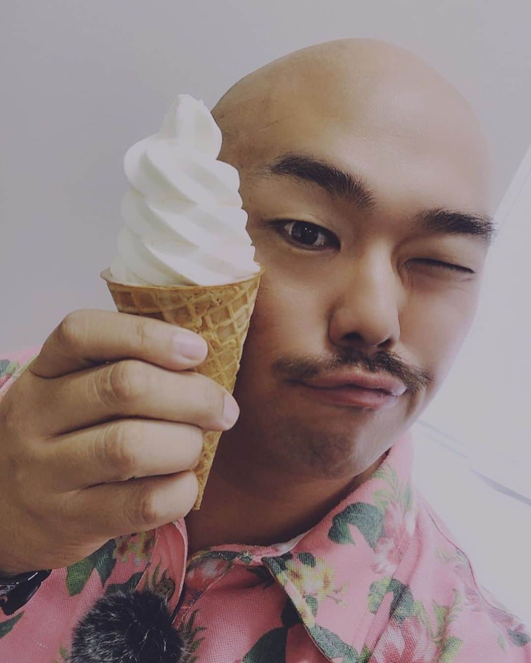 クロちゃんさんのインスタグラム写真 - (クロちゃんInstagram)「お昼は  アイスクリーム、ユースクリーム、好きだしんさー♪」9月30日 12時49分 - kurochandesuwawa