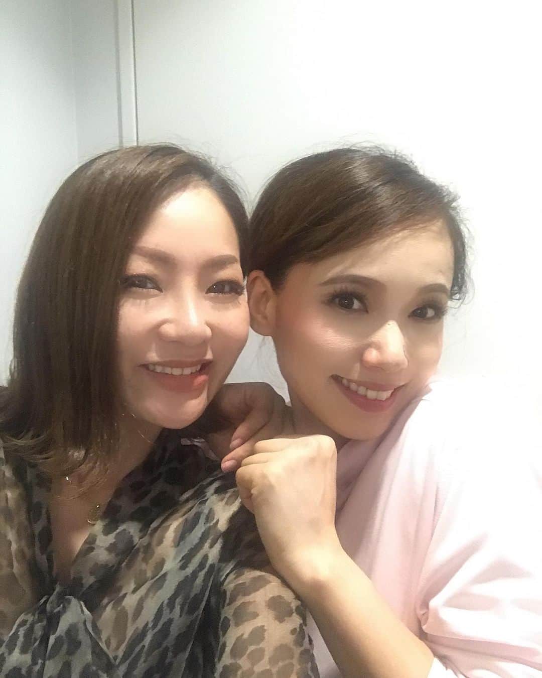 宮本美季のインスタグラム：「Rent Familyに会えて嬉しかったーなぁ😍TBS赤坂Actシアターにて、FACTORY GIRLSに出演中の彼女達。 熱い女性達のお話。楽しませていただきました😊　個人的に衣装が好き❤️ #赤坂Actシアター #ファクトリーガールズ #ソニン #青野紗穂」