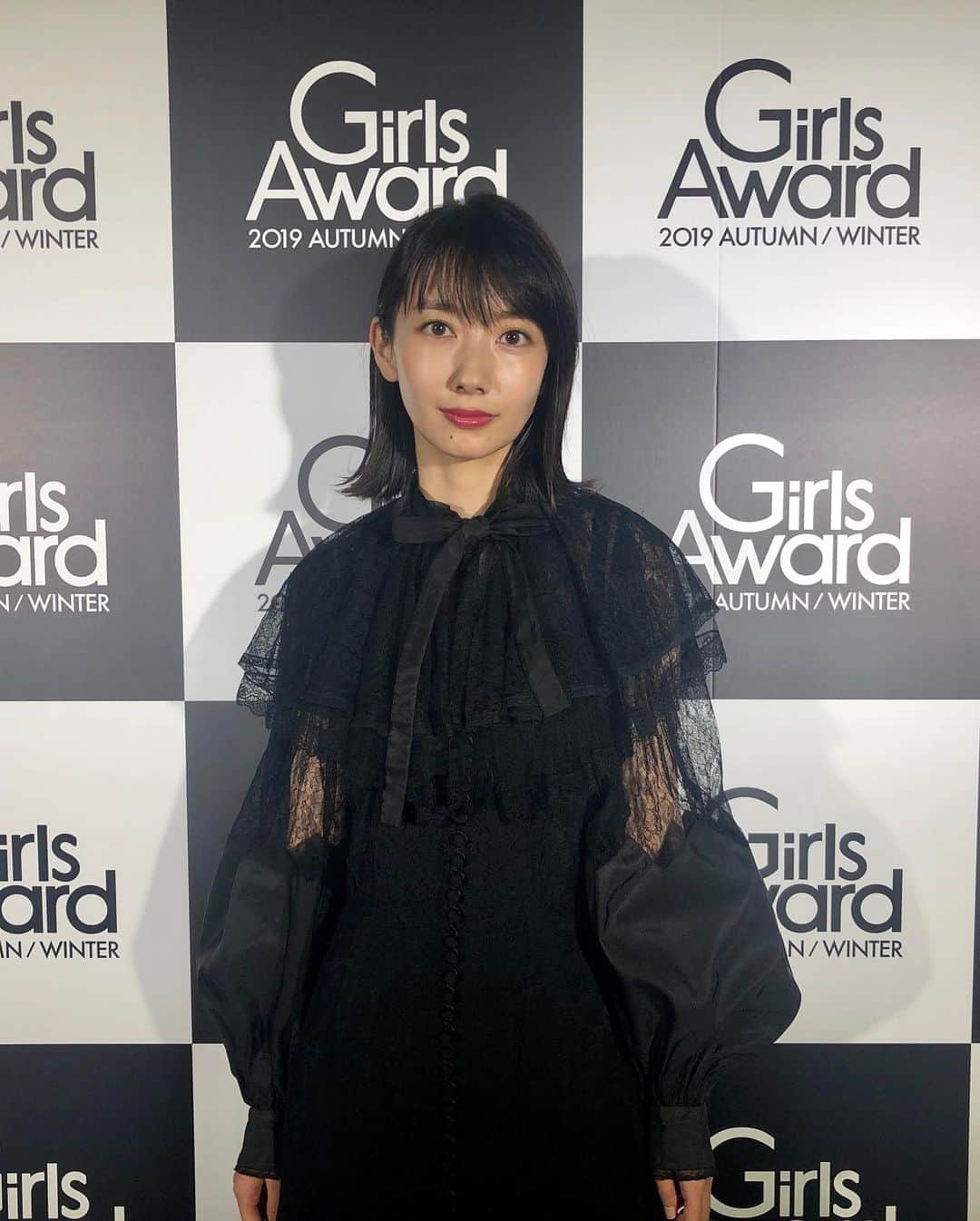 【公式】G線上のあなたと私のインスタグラム：「_﻿ ‪オールスター感謝祭投稿が続きましたが…‬﻿ ﻿ ‪同日にあった #ガールズアワード ‬﻿ ‪での #也映子さん🖤🖤🖤‬﻿ ﻿ ‪G線上のあなたと私チームは、﻿ 本日ももりもり撮影中です✊🏻‬﻿ ﻿ ‪皆さんも一緒に今週頑張りましょう！‬﻿ ﻿ ﻿ ‪#美しすぎます也映子さん 🥺‬﻿ ‪#G線上のあなたと私 #tbs‬﻿ ‪#10月15日スタート ‬﻿ ‪#波瑠‬﻿ ‪#GirlsAward2019AW ‬」