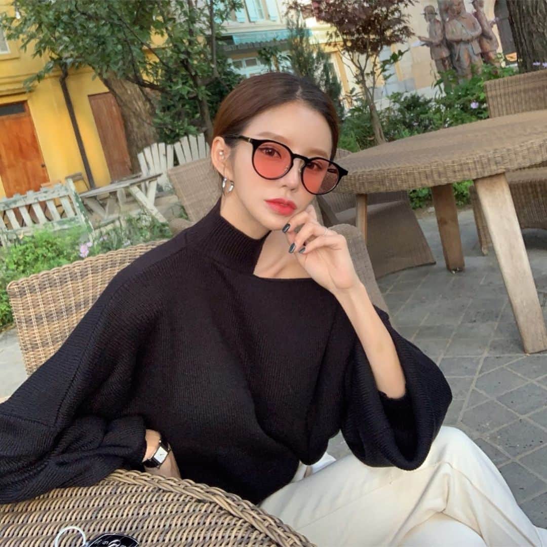 Son Ju Heeさんのインスタグラム写真 - (Son Ju HeeInstagram)「옷이랑 선글라스 찰떡🖤 . . #리샵 #나인어코드 #NINEACCORD #선글라스」9月30日 12時52分 - juhee__ss
