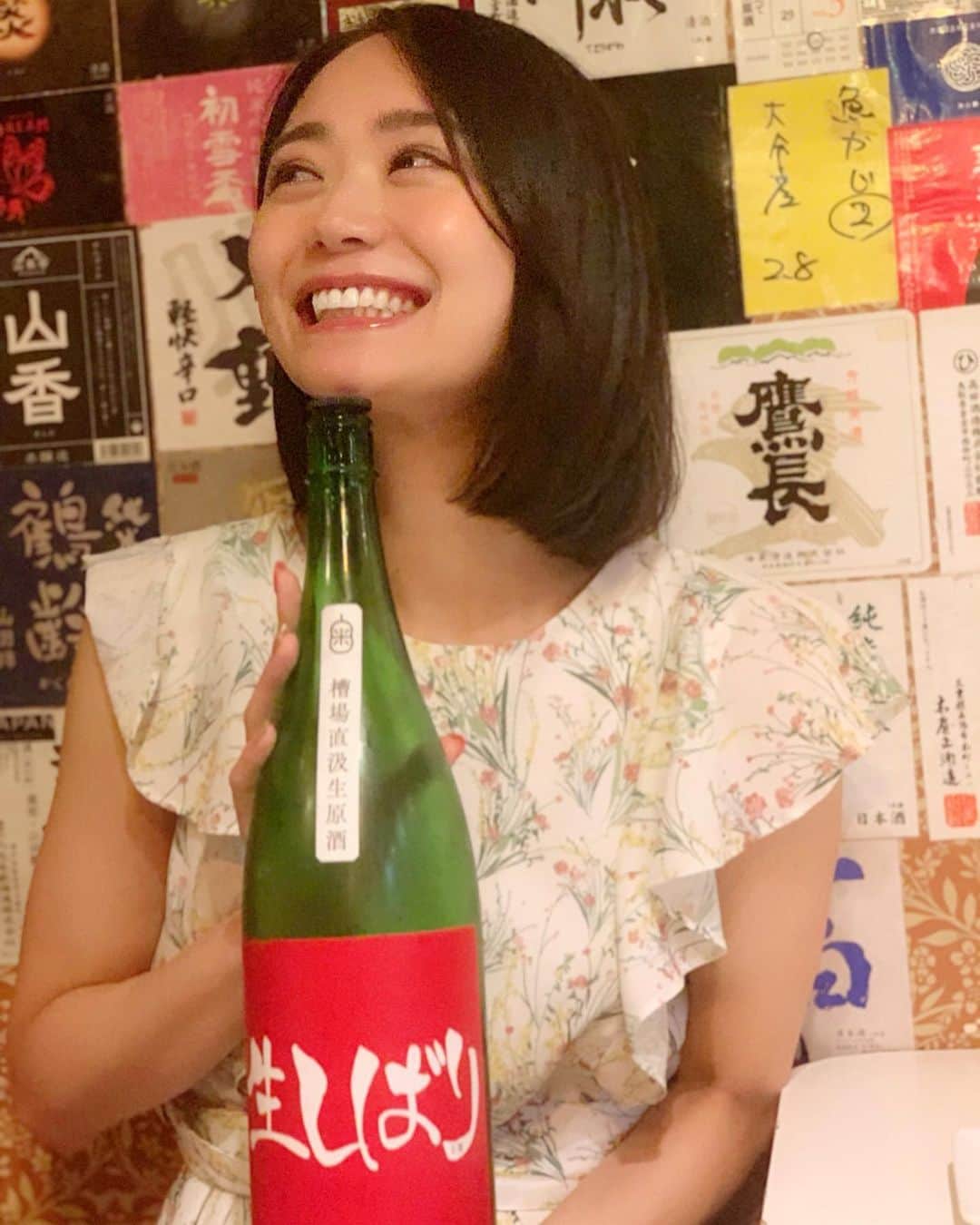 のインスタグラム：「【しーたん日本酒録】  澤田酒造@愛知×鈴木三河屋@東京  特別純米 若水 ｢どＭ・生しばり｣ 槽場直汲 無濾過生原酒  まろやかだが最後はドライに切れるまさにどM的なお酒。  一見おおらかでいかにも優しそうな上司にバスッと切れ味よくキレられた時に飲みましょうサラリーマン、OLの皆さん。  #しーたん日本酒録 #唎酒師 #日本酒 #日本酒女子 #白老 #鈴木三河屋 #特別純米 #若水 #どM生しばり #無濾過生原酒  #sake #japanesesake #sakebottle #sakestagram #일본술 #搾り機の槽口から出てくるフレッシュな搾りたてを直接瓶に詰めた直汲み #生のまま３ヶ月間冷蔵庫に縛り付けておいた #から、生しばりだそう #どS せめもあるよ #メリハリある味 #こういうのおもしろい #明日は日本酒の日ですね #全国一斉日本酒で乾杯イベントを恵比寿でやりますよー #youtubeで生配信しますのでよかったら一緒に乾杯しましょう #乾杯時間は19時です🍶」