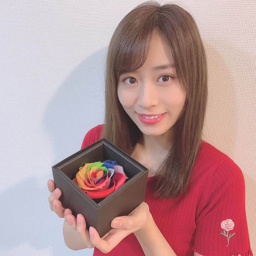 内木志のインスタグラム：「1❣️ 無限の可能性♾ #ナンバーワンよりオンリーワン #唯一無二の存在を目指して #レインボーローズ #無限の可能性 #袖にも一輪 #🌹 #カウントダウン #1 #正確には残り11時間 #未来はここから」