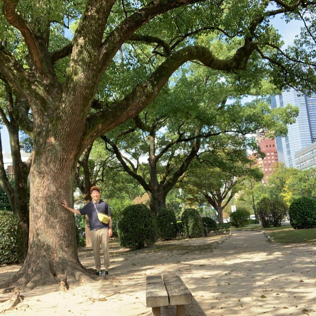 佐久間一行さんのインスタグラム写真 - (佐久間一行Instagram)「広島、少しだけ散歩できました！  途中、自分の手の甲の端っこだけ毛が濃いのを思い出しました。  #広島 #平和大通り #佐久間一行」9月30日 13時11分 - sakuzari