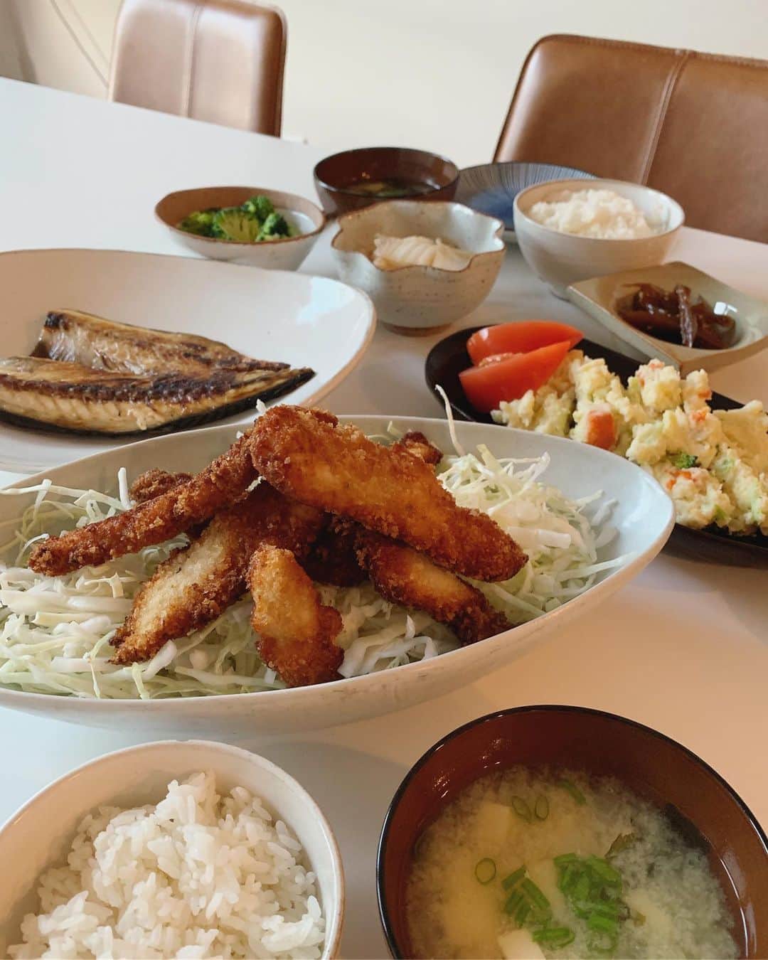 高木りなのインスタグラム：「Sunday dinner 鶏のササミのフライ、鯖の塩焼き、ポテトサラダ、ごぼう煮、ブロッコリー、水キムチ、大根と豆腐のお味噌汁。 今夜は息子の大好物なおかずで揃えました❤️ 일요일 저녁은 아들 좋아하는 매뉴로!^^ . . #rinastable #집밥 #리나스테이블 #おうちごはん #晩ごはん」
