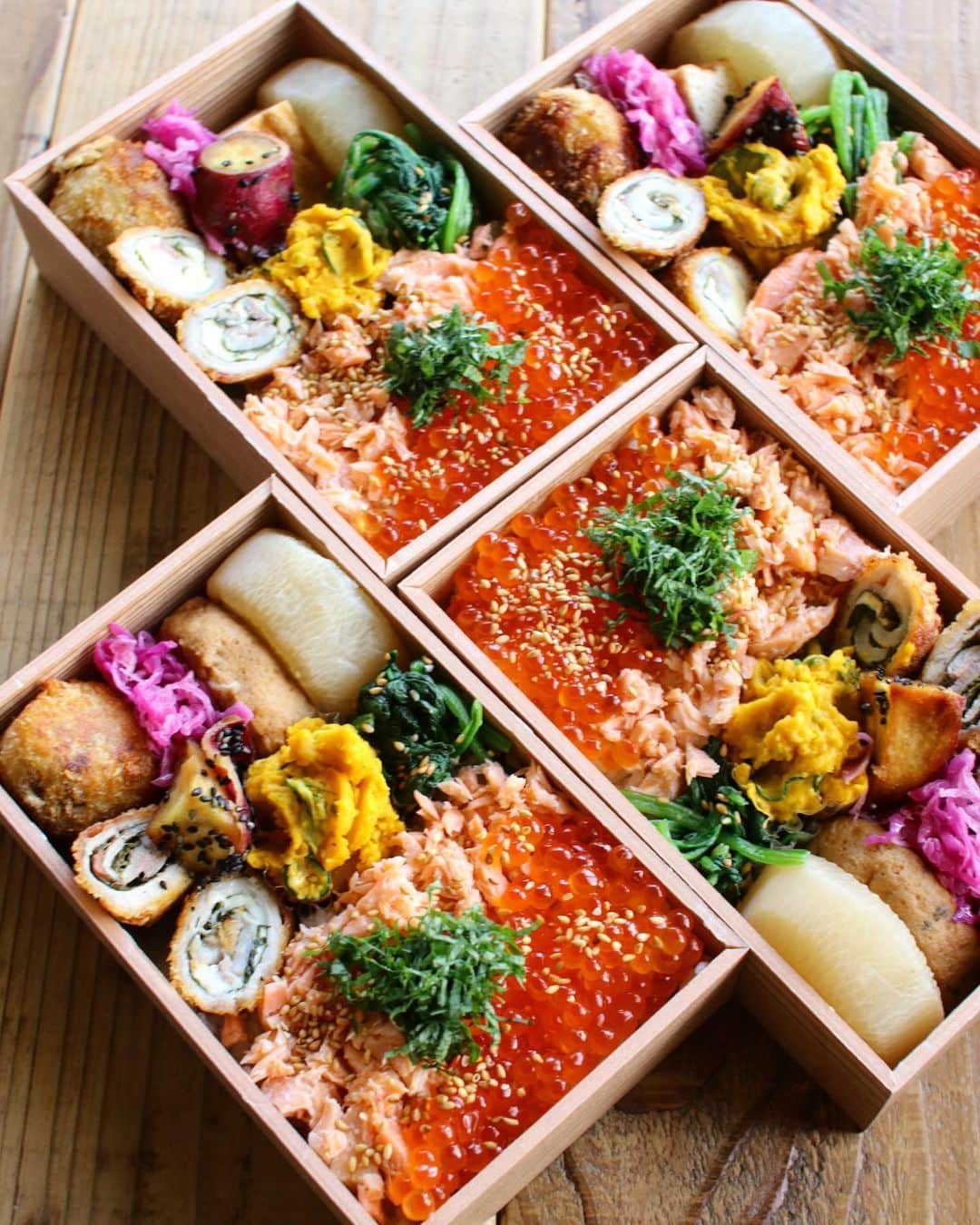 Atsukoさんのインスタグラム写真 - (AtsukoInstagram)「Today's lunch 2019.09.30 ･ ･ イクラと鮭のごはん コロッケ 紫蘇チー巻きかつ かぼちゃサラダ 大学芋 紫キャベツラペ 大根とがんも煮 ほうれん草ナムル ･ ･ おかずがいつも似てしまう🙄 しかも炭水化物が多い😂😂 反省。。 ･ ･ いくらは @uoan.official  魚庵さんから頂きました。 お味もよくて塩気も好み。 楽天roomにのせておきまーす❤ ･ ･ #おうちごはん#onthetable#暮らし#あつ子弁当#あつ子めし#朝時間#お弁当#昼食#lunch#lunchbox#kurashiru#LIN_stagrammer#おうちごはんlover#IGersJP#フーディーテーブル#マカロニメイト#macaroniブランドアンバサダー#おうちカフェ#おうち和ごはん#クラシル#f52grams#ellegourmet #うおあん#寿司スタグラム#棒寿司 @uoan.official」9月30日 13時18分 - sakuracafe001