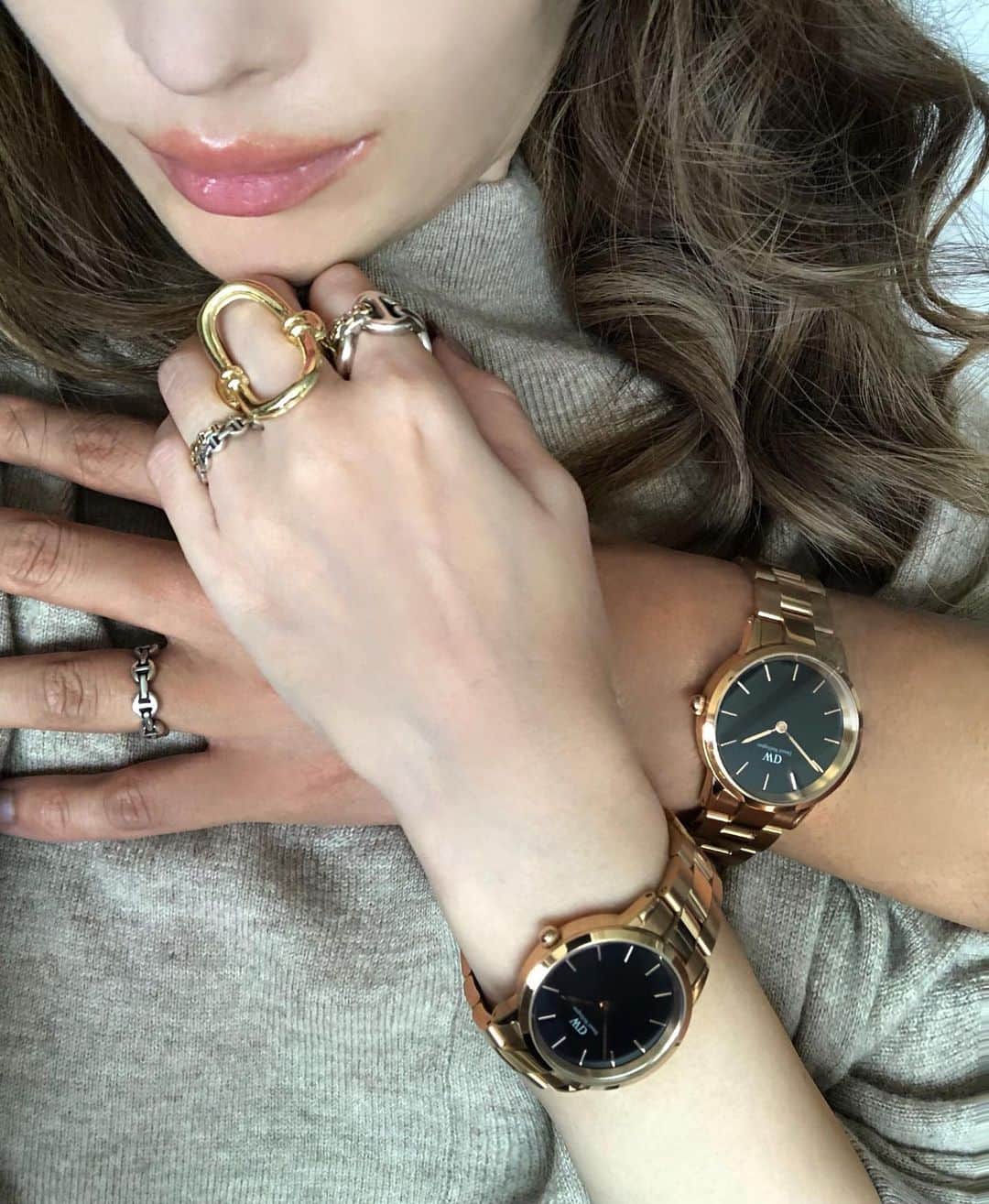 のインスタグラム：「ㅤㅤㅤㅤㅤㅤㅤㅤ ㅤㅤㅤㅤㅤㅤㅤㅤ @danielwellington さんの新作⌚️ ㅤㅤㅤㅤㅤㅤㅤㅤ Iconic Link ☺︎♥ ㅤㅤㅤㅤㅤㅤㅤㅤ 秋冬コーデを自然に格上げてくれる🍂 洗練されたデザインが、存在感バッチリで どんなコーデにもアクセントになるよ🙏🏿 ㅤㅤㅤㅤㅤㅤㅤㅤ ㅤㅤㅤㅤㅤㅤㅤㅤ クーポン発行してもらいましたので 宜しければお使いください❤︎ ㅤㅤㅤㅤㅤㅤㅤㅤ クーポンコード  emilio 2019/11/30まで有効 ㅤㅤㅤㅤㅤㅤㅤㅤ 私は32㎜🐶 彼は38㎜👳🏿‍♂️ ㅤㅤㅤㅤㅤㅤㅤㅤ 肌の色の差😂❤️ ㅤㅤㅤㅤㅤㅤㅤㅤ ㅤㅤㅤㅤㅤㅤㅤㅤ #今日のコーデ#大人カジュアル#ファッション#ポートレート#portrait#simple#ootd#fashiongram#fashion#モデル#model#me#love#like#スナップミー#おしゃれさんと繋がりたい#instagood#r_fashion#ラクジョ# #DanielWellington#ダニエルウェリントン#腕時計#お揃い#おそろい#couple#couplephoto#Watch#hoosenbuhs」
