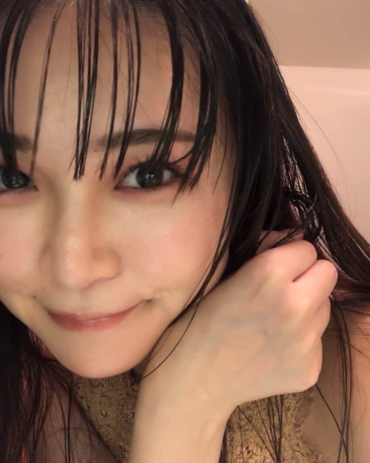 DJ mariennuのインスタグラム：「好評だったヘアメイク2パターン💄 女の子は魔法使い〜🧙‍♀️ 動画は @foodieapp.official でだいたい撮ってます。 1つ目の動画は裸眼で2つ目の動画は @dazzy_karakon #kuzoo  メイク道具とカラコン質問dm結構あるので今度まとめますね🖋」