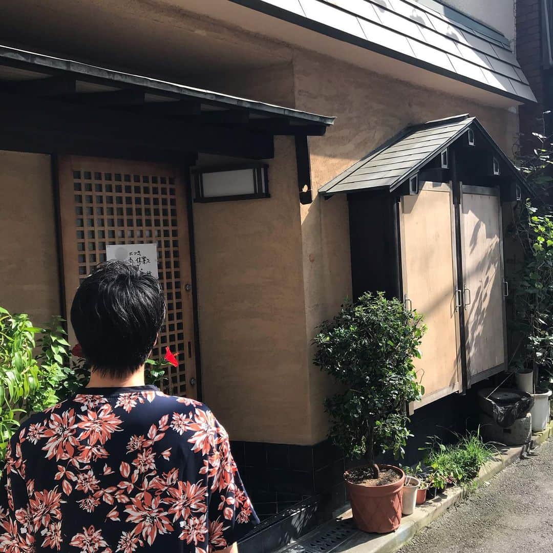 信濃岳夫さんのインスタグラム写真 - (信濃岳夫Instagram)「‪諸見里くんがすごく美味しいお蕎麦屋さんがあるから行きましょうと言うから難波の外れまではるばる歩いて行ってきました。‬ ‪# #閉まってた‬ ‪#また閉まってた‬ ‪#臨時休業やった‬」9月30日 14時30分 - takeoshinano