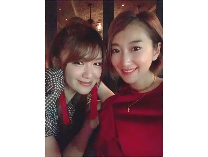 金山睦さんのインスタグラム写真 - (金山睦Instagram)「約10年来の親友のるーちゃん @hanairumi のバースデー🎂🎉 元気が有り余って仕方なかった20代前半から、毎年お祝いしてるけど、ほんと今でも飽きさせない魅力たっぷりなるーちゃん💖 エネルギー量が多過ぎて、冗舌で、繊細で、お節介なくらい友達想いで、全ての愛を求め過ぎてて、社交的で、0か100で、探求欲が強くて、器用なんだか不器用なのかが面白くて、好き❤️ るーちゃんの周りの友達もみんなエネルギッシュで感受性豊かな人たちで、素直で血が通う感じがあって好き☺️💖 るーちゃんの笑顔がこれからも絶えることなくずっと続きますように💫 お誕生日おめでとう🎈💖 #ハッピーバースデー #お誕生日おめでとう #happybirthday」9月30日 14時33分 - kanayama_chika