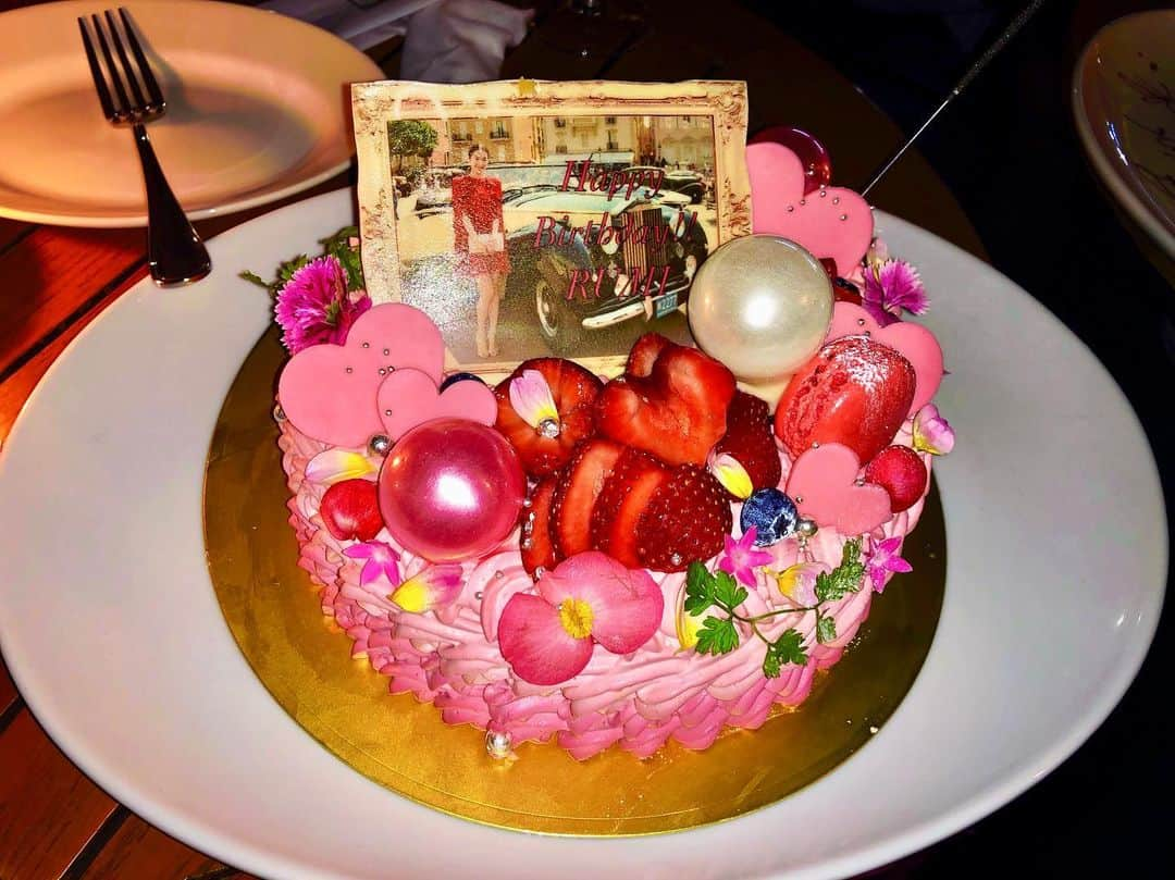 金山睦さんのインスタグラム写真 - (金山睦Instagram)「約10年来の親友のるーちゃん @hanairumi のバースデー🎂🎉 元気が有り余って仕方なかった20代前半から、毎年お祝いしてるけど、ほんと今でも飽きさせない魅力たっぷりなるーちゃん💖 エネルギー量が多過ぎて、冗舌で、繊細で、お節介なくらい友達想いで、全ての愛を求め過ぎてて、社交的で、0か100で、探求欲が強くて、器用なんだか不器用なのかが面白くて、好き❤️ るーちゃんの周りの友達もみんなエネルギッシュで感受性豊かな人たちで、素直で血が通う感じがあって好き☺️💖 るーちゃんの笑顔がこれからも絶えることなくずっと続きますように💫 お誕生日おめでとう🎈💖 #ハッピーバースデー #お誕生日おめでとう #happybirthday」9月30日 14時33分 - kanayama_chika