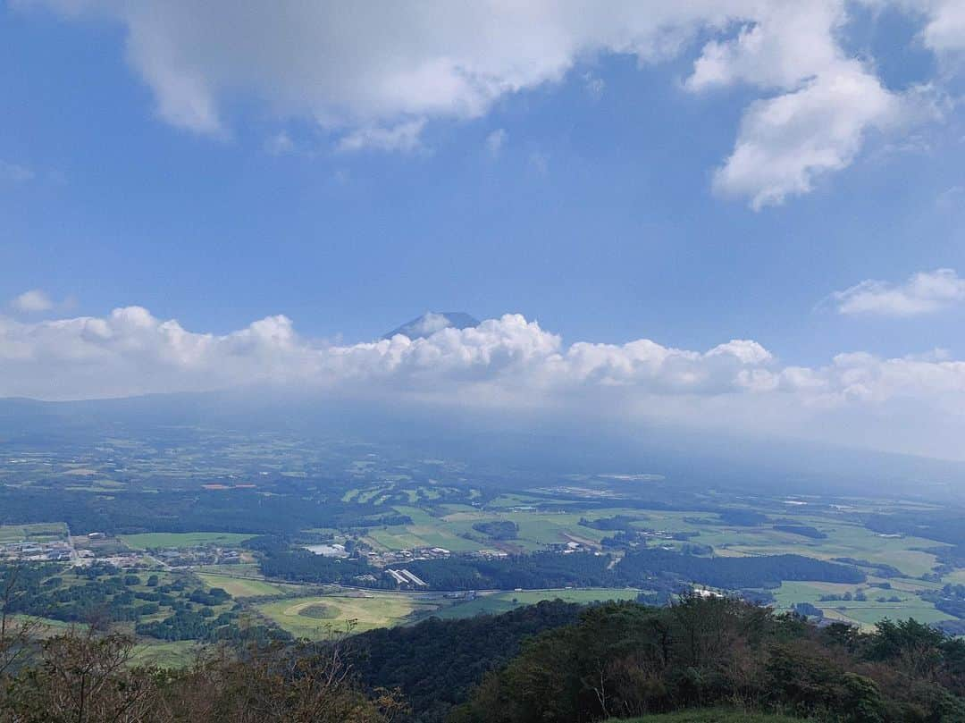 中村優さんのインスタグラム写真 - (中村優Instagram)「ひょっこり富士はん🗻 パラグライダー後、スクールでサービスのカレー🍛スタッフの皆と食べた✨」9月30日 14時44分 - nkmr_yu