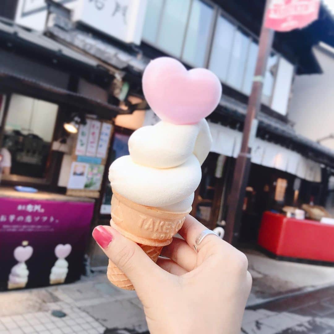 市川愛美のインスタグラム：「川越の小江戸に行ってきました！ ハートのモナカのソフトクリーム🍦 #菓匠右門 #小江戸 #川越 この前ツアーで行った川越を調べた時に見つけて1番行きたかったの！ ちょくちょく更新してきますね♪」
