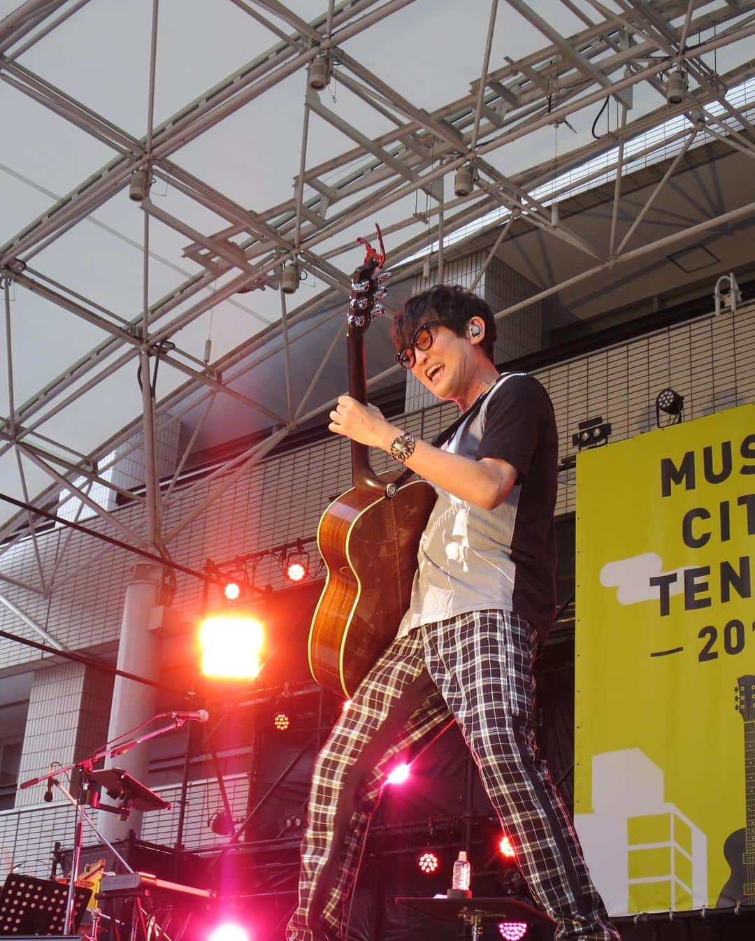 スガシカオさんのインスタグラム写真 - (スガシカオInstagram)「今年最後の野外フェス「 MUSIC CITY TENJIN 2019 」、雨予報のお天気もなんとかもって無事終了しました。  Fuyuと一緒に演るアコースティックセッションは、本当にすごく斬新でカッコいい  あんまりキッチリ構成を決めずに、その場での即興感や緊張感を大事にしつつ... . お客さんも空前の超満員。最前列には九州の盛り上げ部隊がツアーTでスタンバイ  もう盛り上がらないわけがないっ  リハーサルは一曲カバーで遊んで、本番は9曲50分フルスロットル！ めっちゃ集中できた！最高のパフォーマンスができた！汗だくのステージでした💦 セトリはメルマガで公開しますねー  トリはFLYING KIDSパイセン！ アンコールでもちろん飛び入りで一曲！クソ盛り上がった  いやー博多の夜は最高やねー  次は12/8、MOROHAとの対バンでイムズホールだよ！  #instagroove #instapop #instarock #IGersJP #instaphoto #music #rock #guitar #japan #anime  #jpop #live #gig #band #邦ロック #instamusic」9月30日 14時44分 - suga_shikao