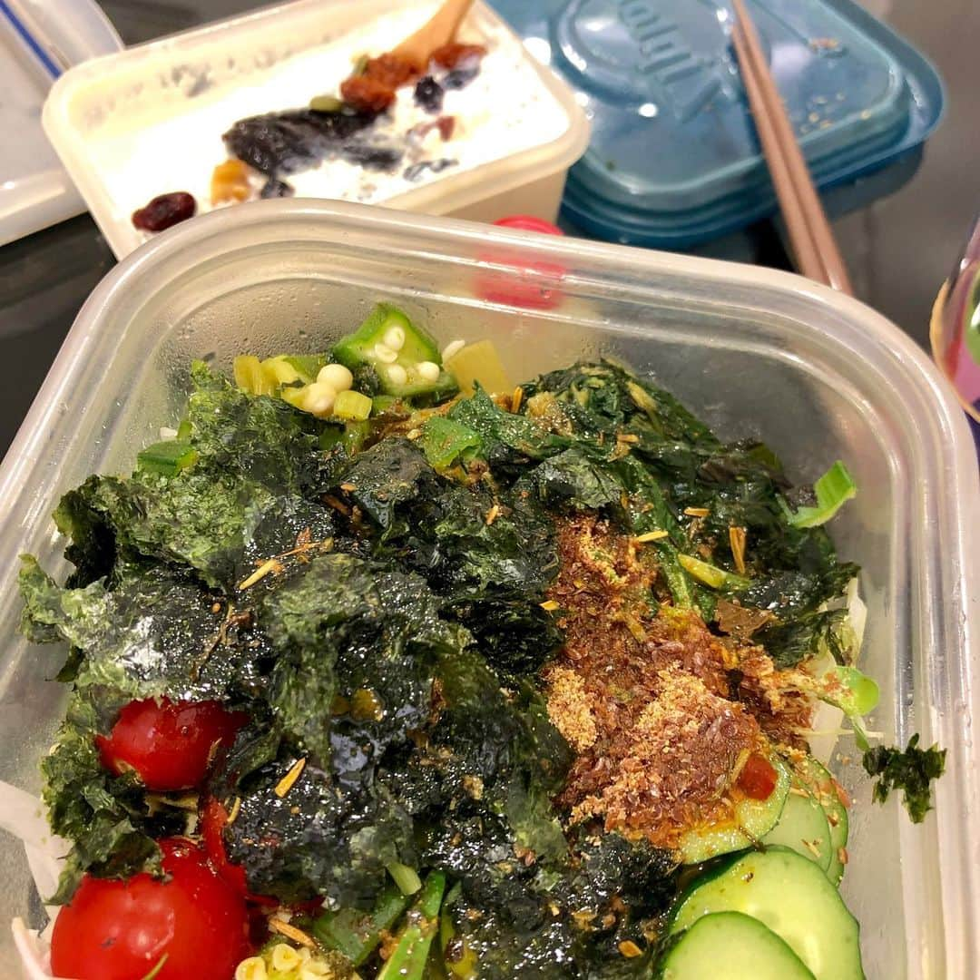 黒田愛美さんのインスタグラム写真 - (黒田愛美Instagram)「やっぱこういうのが落ち着く😊🥗 #そしておいしい 😋 #ヘルシー弁当 オクラ、ほうれん草、玉ねぎ、レタス、キャベツ、きゅうり、トマト、カイワレ、のり #フラックスシード #ターメリックハーブえごま油ドレッシング #自家製豆乳ヨーグルト はチアシード、プルーン、その他ドライフルーツ色々 #私達は食べてるものでできている  #私達は食べてるもので生きている  #中からと外からの美と健康  #美容アンチエイジング専門医  #黒田愛美」9月30日 15時14分 - kurodaaimi