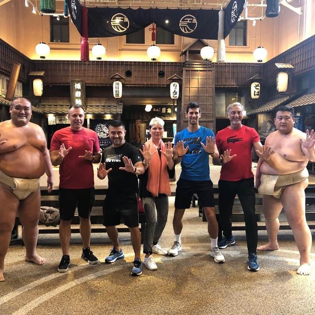 ノバク・ジョコビッチさんのインスタグラム写真 - (ノバク・ジョコビッチInstagram)「Sumo wrestling sport 🤼‍♀ is sacred in Japan. I had the of honor experiencing what it feels like to be up there with these warriors. I had a slight weight deficit but I was very close to moving the guy an inch. They say they eat at least 10.000 calories a day to be strong and big. Don’t know if I can match that to be honest 🤣 I remember following sumo during the 90s at home in Serbia with my dad and brothers and especially supporting Akebono Yokozuna. Where is he now so I can show him how big I became? 😃💪🏼 #NovakGoesSumo ⠀⠀⠀⠀⠀⠀⠀⠀⠀ Sport sumo rvanja je tradicionalan i vrlo poštovan u Japanu. Imao sma čast i zadovoljstvo da budem u “ringu” sa ovim borcima. Borac je u odnosu na mene imao malu prednost u kilaži. Kažu da jedu najmanje 10.000 kalorija dnevno da bi bili ovako veliki i snažni. Teško da mogu sa njima u tome da se nadmećem 🤣 Sećam se odrastanja 90tih i kako smo pomno pratili ovaj sport na televiziji u našoj kući i bodrili Akebono Yokozunu. Gde li je on sad da mu pokažem koliko sam porastao? 😃」9月30日 15時39分 - djokernole