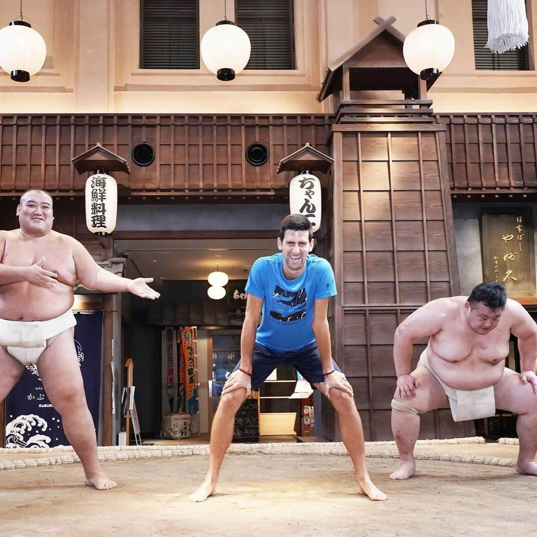 ノバク・ジョコビッチさんのインスタグラム写真 - (ノバク・ジョコビッチInstagram)「Sumo wrestling sport 🤼‍♀ is sacred in Japan. I had the of honor experiencing what it feels like to be up there with these warriors. I had a slight weight deficit but I was very close to moving the guy an inch. They say they eat at least 10.000 calories a day to be strong and big. Don’t know if I can match that to be honest 🤣 I remember following sumo during the 90s at home in Serbia with my dad and brothers and especially supporting Akebono Yokozuna. Where is he now so I can show him how big I became? 😃💪🏼 #NovakGoesSumo ⠀⠀⠀⠀⠀⠀⠀⠀⠀ Sport sumo rvanja je tradicionalan i vrlo poštovan u Japanu. Imao sma čast i zadovoljstvo da budem u “ringu” sa ovim borcima. Borac je u odnosu na mene imao malu prednost u kilaži. Kažu da jedu najmanje 10.000 kalorija dnevno da bi bili ovako veliki i snažni. Teško da mogu sa njima u tome da se nadmećem 🤣 Sećam se odrastanja 90tih i kako smo pomno pratili ovaj sport na televiziji u našoj kući i bodrili Akebono Yokozunu. Gde li je on sad da mu pokažem koliko sam porastao? 😃」9月30日 15時39分 - djokernole